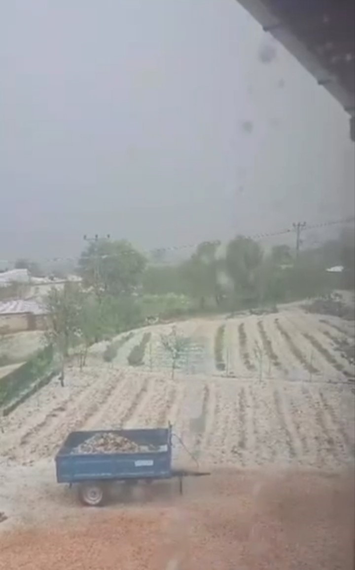 Bursa&rsquo;da ceviz b&uuml;y&uuml;kl&uuml;ğ&uuml;nde dolu yağdı...Camlar kırılma noktasına geldi