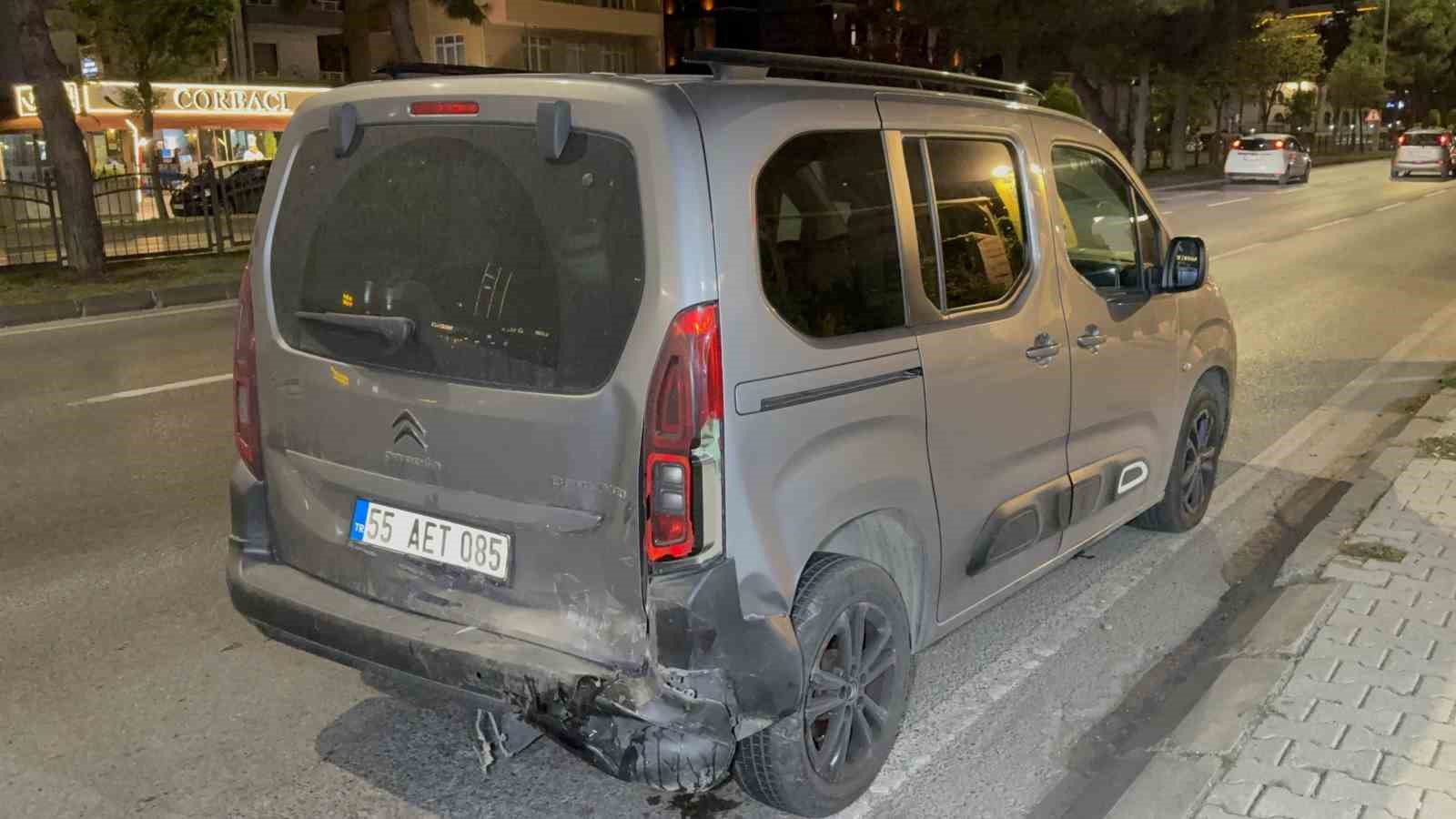 Samsun&rsquo;da otomobil hafif ticari araca arkadan &ccedil;arptı: 1 yaralı