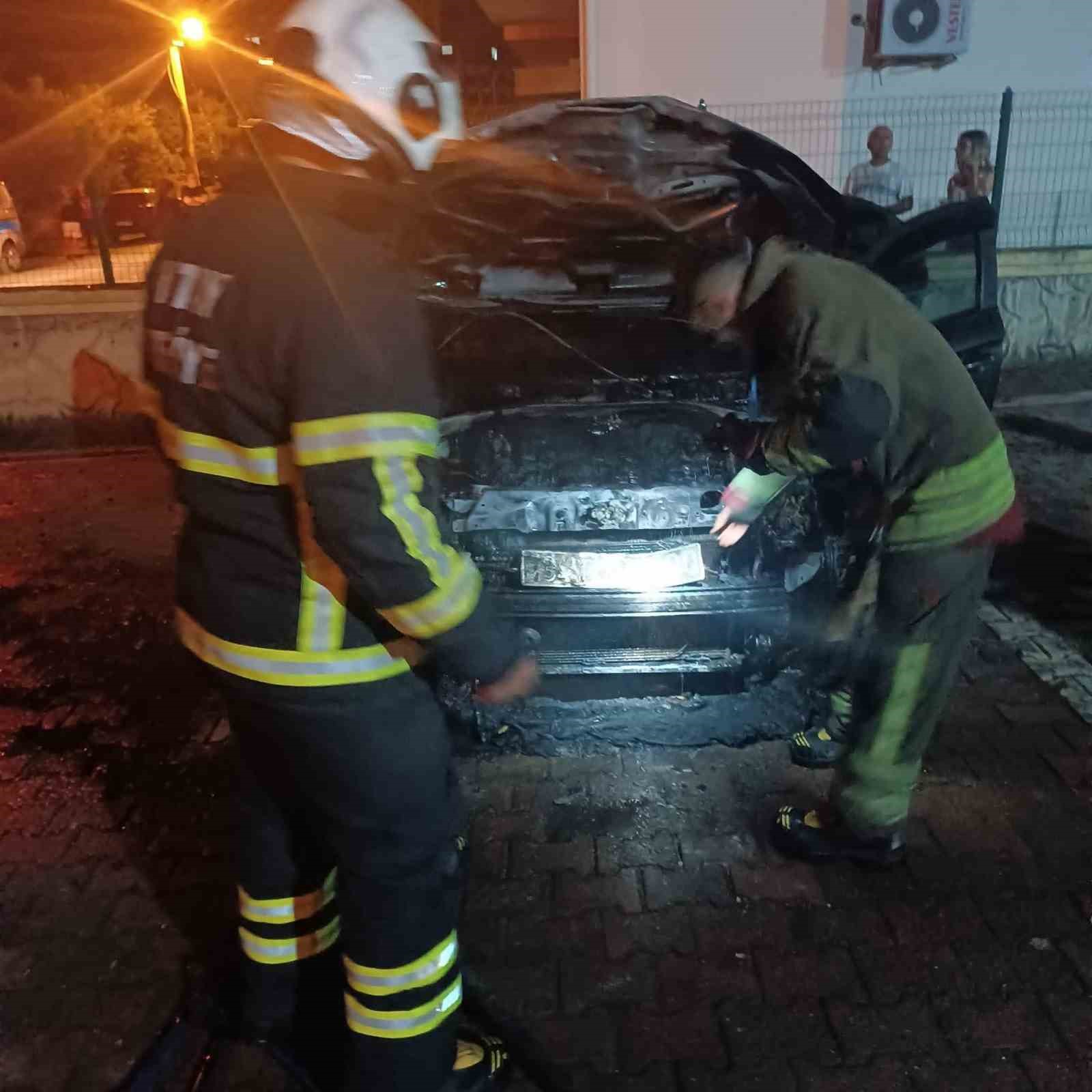 D&ouml;rtyol&rsquo;da otomobilin motor kısmından alevler y&uuml;kseldi
