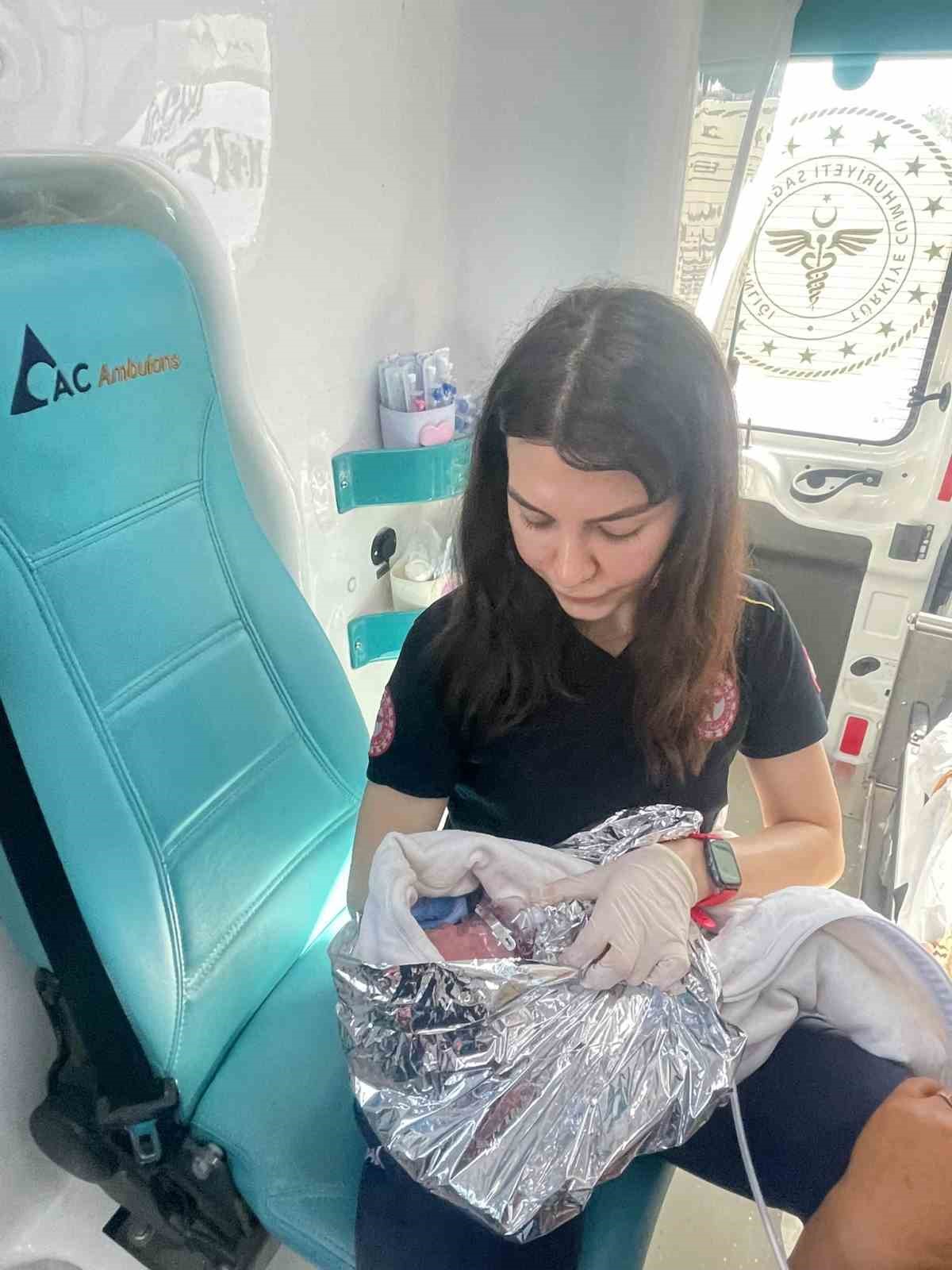 Şanlıurfa’da 112 ekiplerinden araç içerisinde başarılı doğum müdahalesi