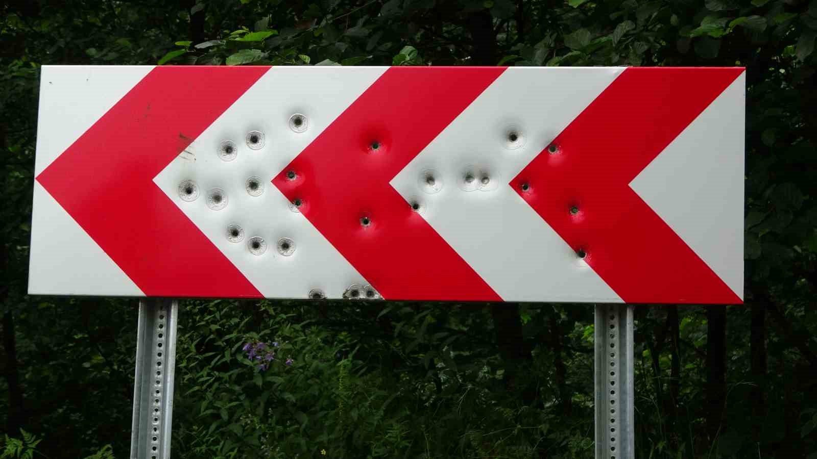 Karadeniz yaylalarında trafik levhaları kevgire döndü