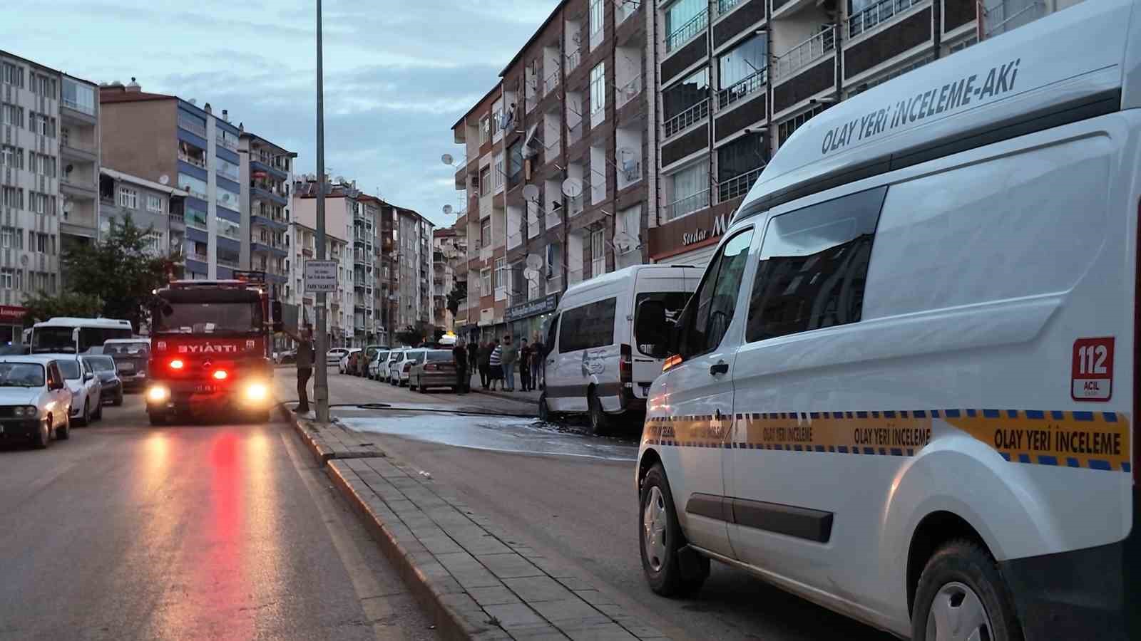Park halindeki minibüste yangın çıktı