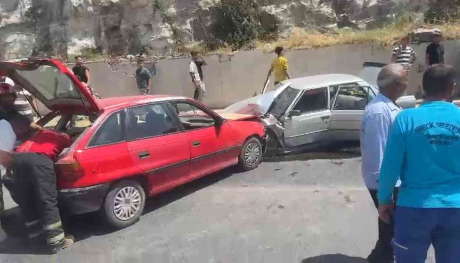 Şanlıurfa’da iki otomobil kafa kafaya çarpıştı: 3 yaralı