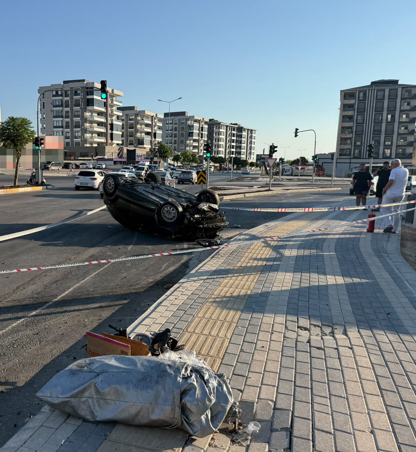 Antalya’da refüje çarpan otomobilin takla atma anı kamerada: 2 yaralı