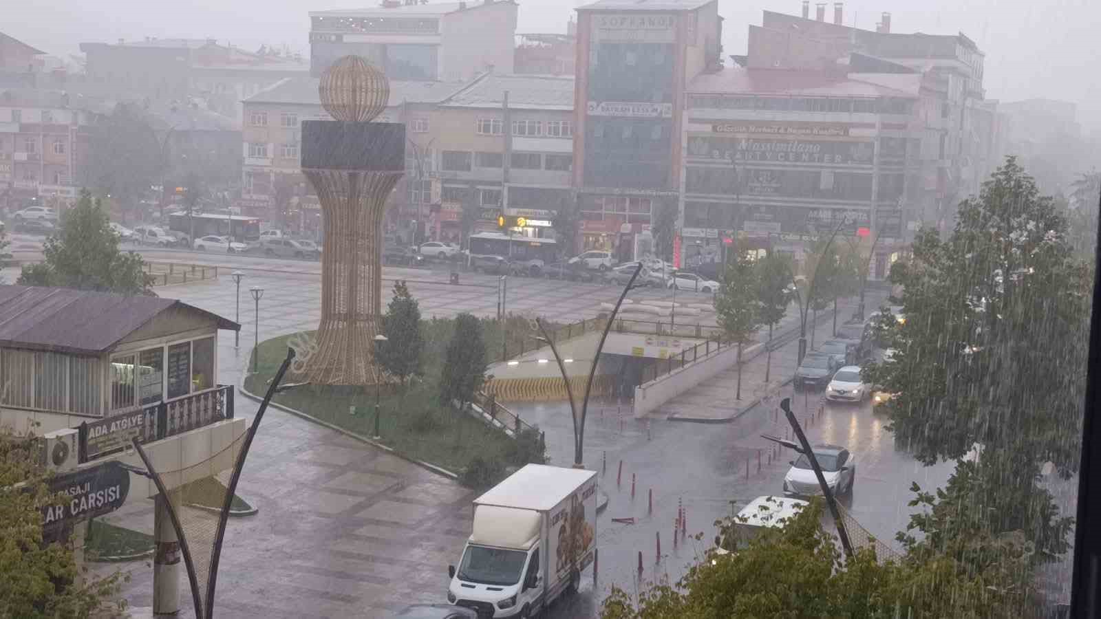 Bing&ouml;l&rsquo;de sağanak sonrası g&ouml;kkuşağı &ccedil;ıktı, y&uuml;ksek kesimler doluyla beyaza b&uuml;r&uuml;nd&uuml;