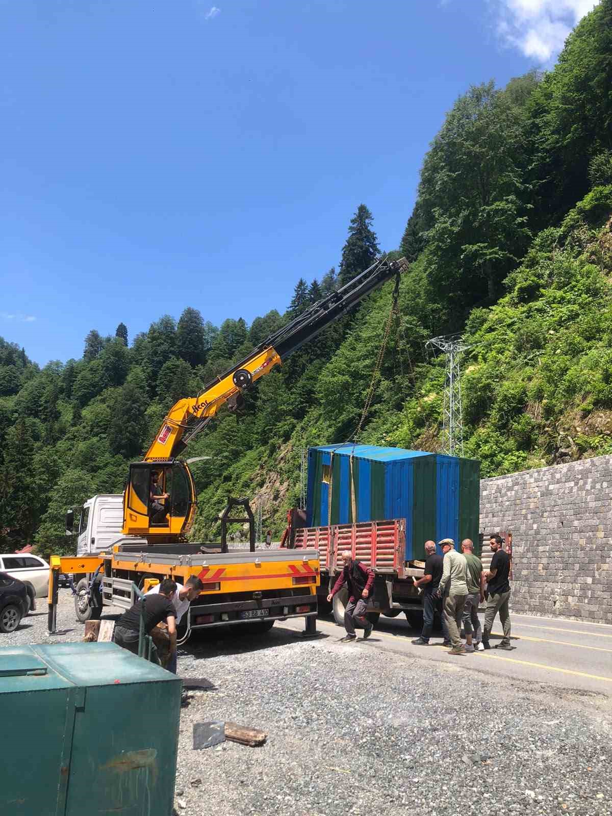 Ayder Yaylası yolundaki izinsiz yapılar kaldırıldı