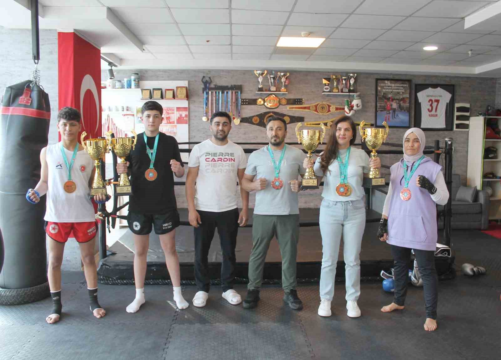 Sivaslı kick boksçular, Dünya Kupası’na damga vurdu