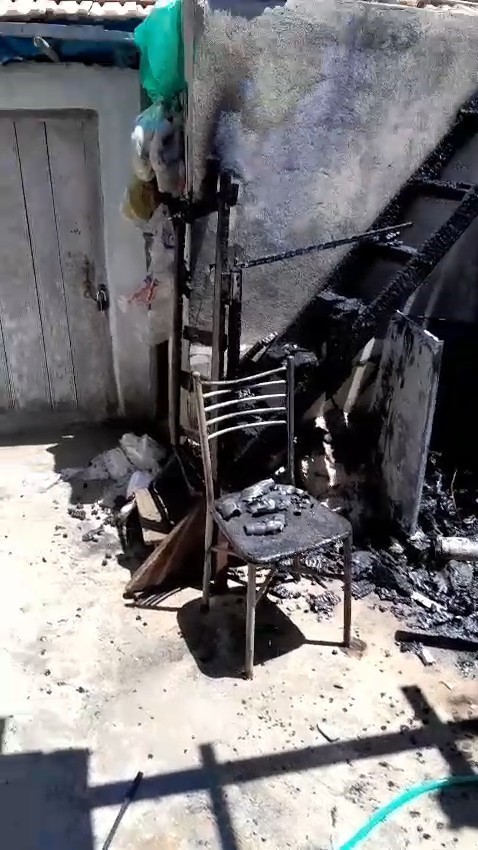 Avludaki soba, yangına neden oldu