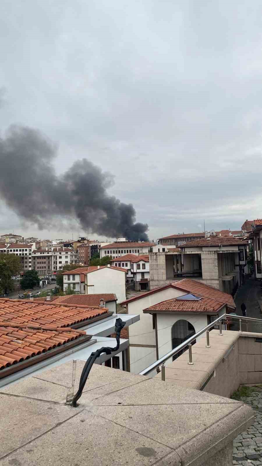 Ankara&rsquo;da 2 mobilya d&uuml;kkanı yangın nedeniyle kullanılamaz hale geldi