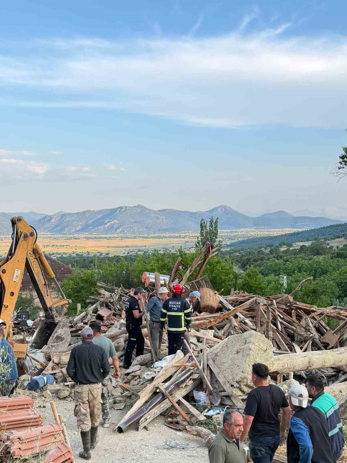 Burdur’da kerpiç ev çöktü: 2 kişi yaralandı, enkaz altındaki büyükbaş hayvan kurtarıldı