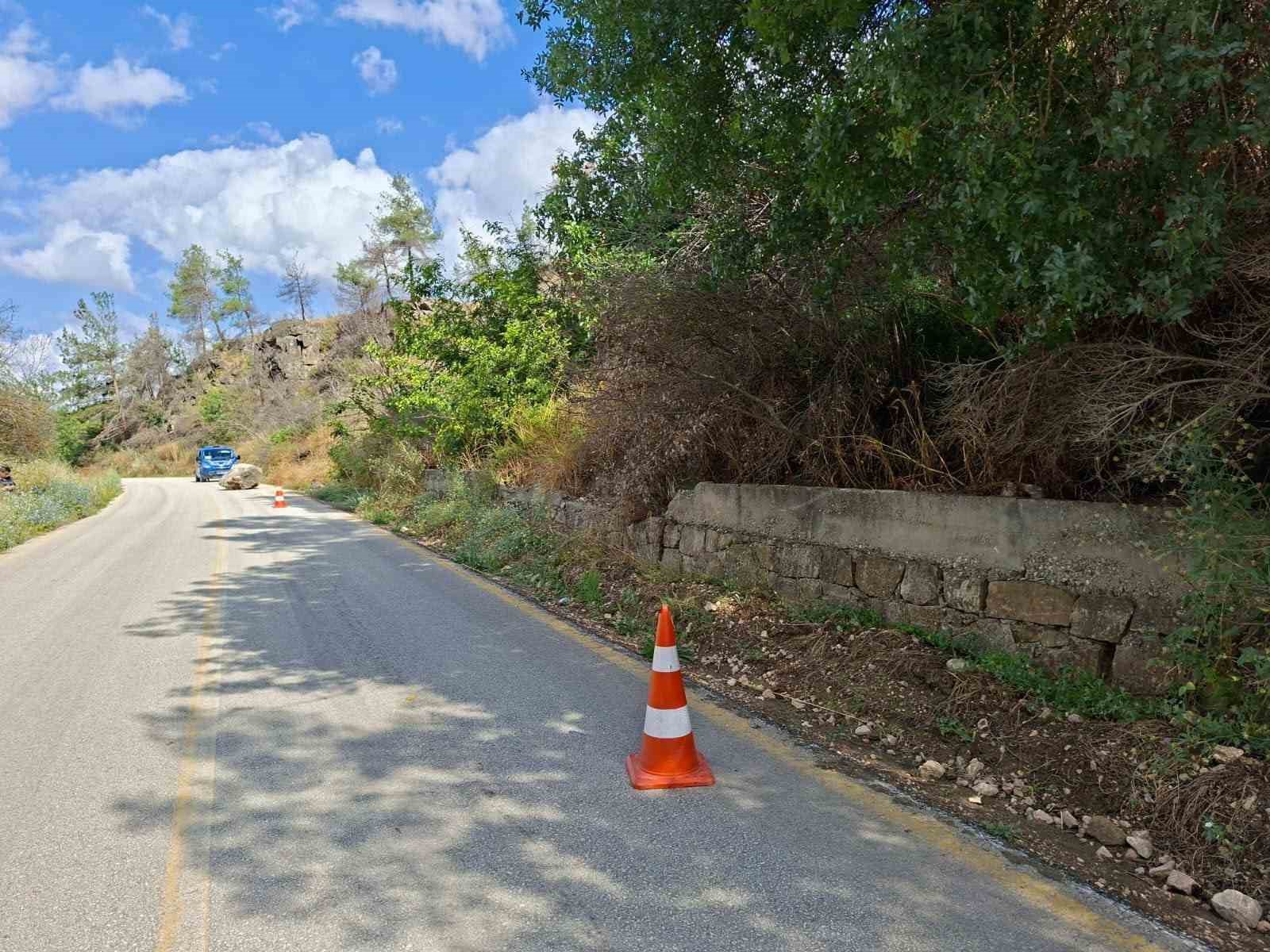 Dev kaya parçası yola düştü