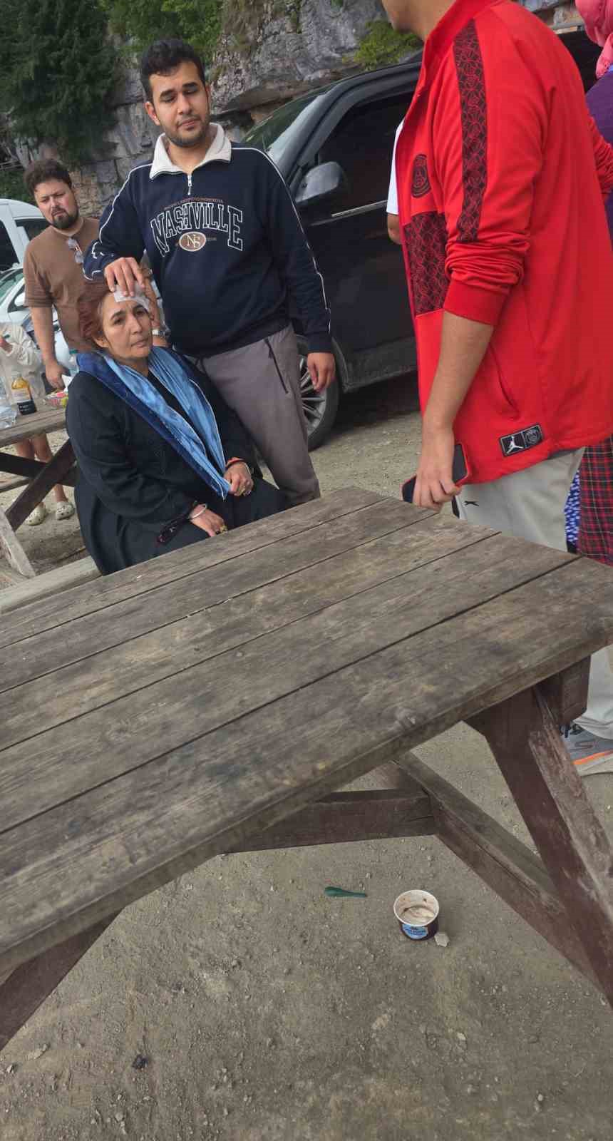 Trabzon Çal Mağarası önündeki korkuluklar kırıldı, 2 turist yamaçtan düşerek yaralandı