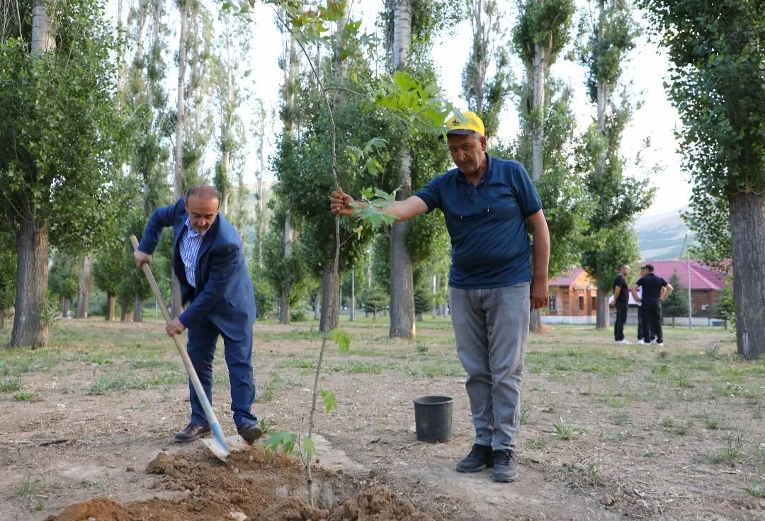 Bayburt’ta doğa yürüyüşü ve fidan dikimi yapıldı