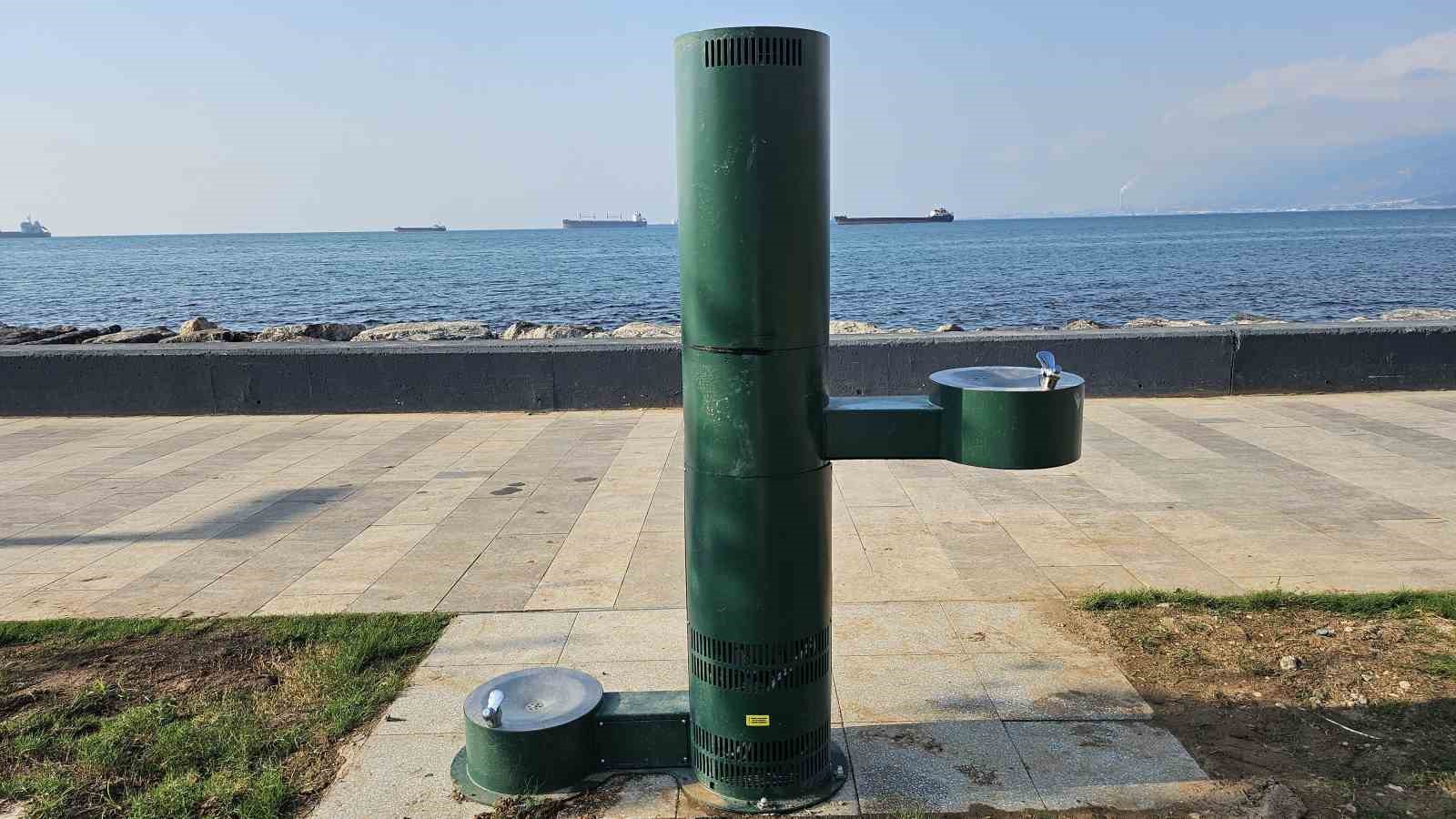 Kavurucu sıcakların yaşandığı İskenderun&rsquo;da sahilde &uuml;cretsiz soğuk su hizmeti insanlara ve sokak hayvanlarına nefes oldu