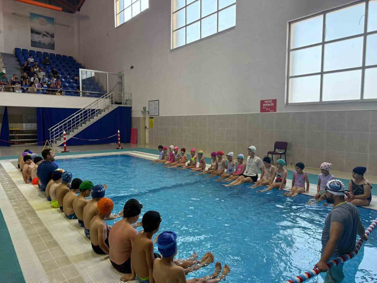 Nazilli’de çocuklar yaz tatilini yüzme öğrenerek geçiriyor