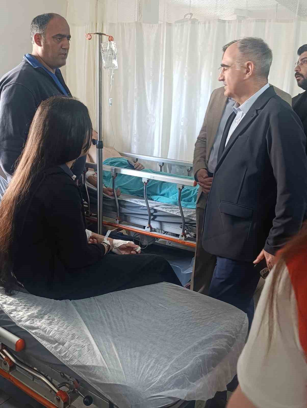 Turgutlu&rsquo;da okul &ouml;n&uuml;nde silahlı saldırı: 3 &ouml;ğrenci Manisa&rsquo;ya sevk edildi