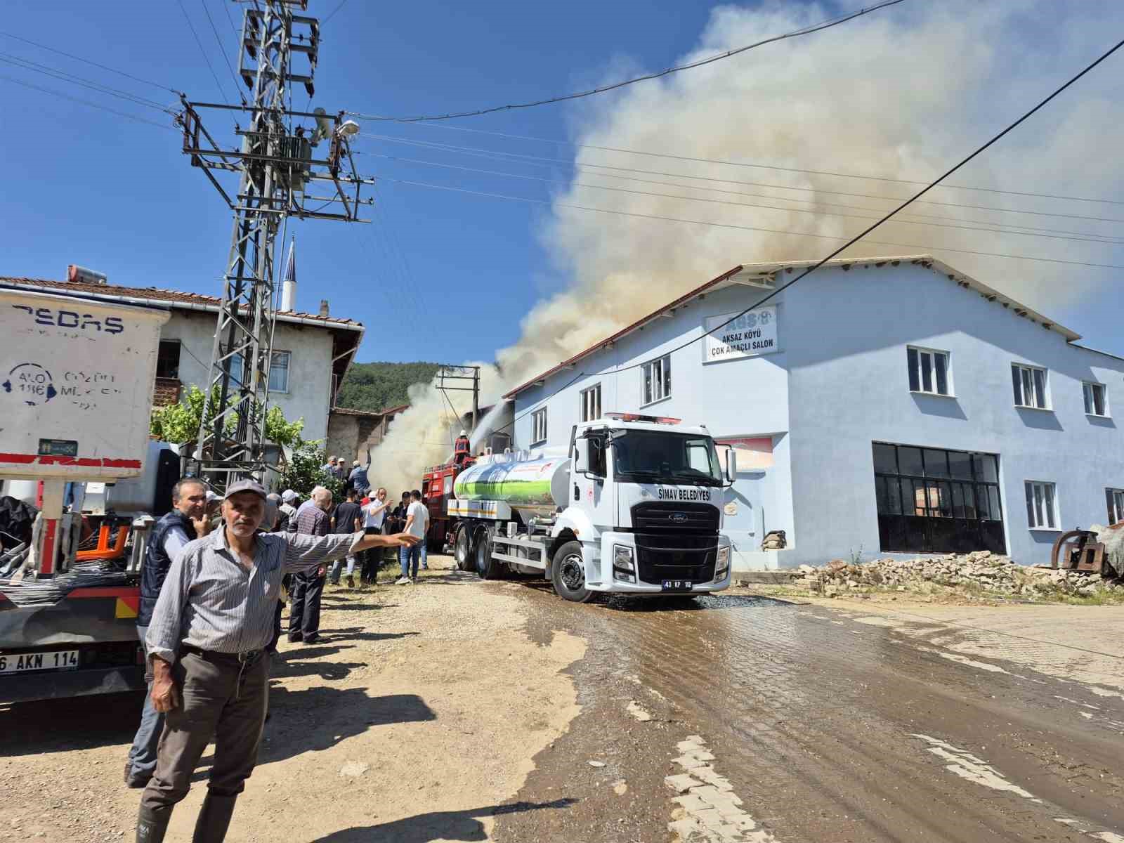 Simav Aksaz köyünde korkutan yangın