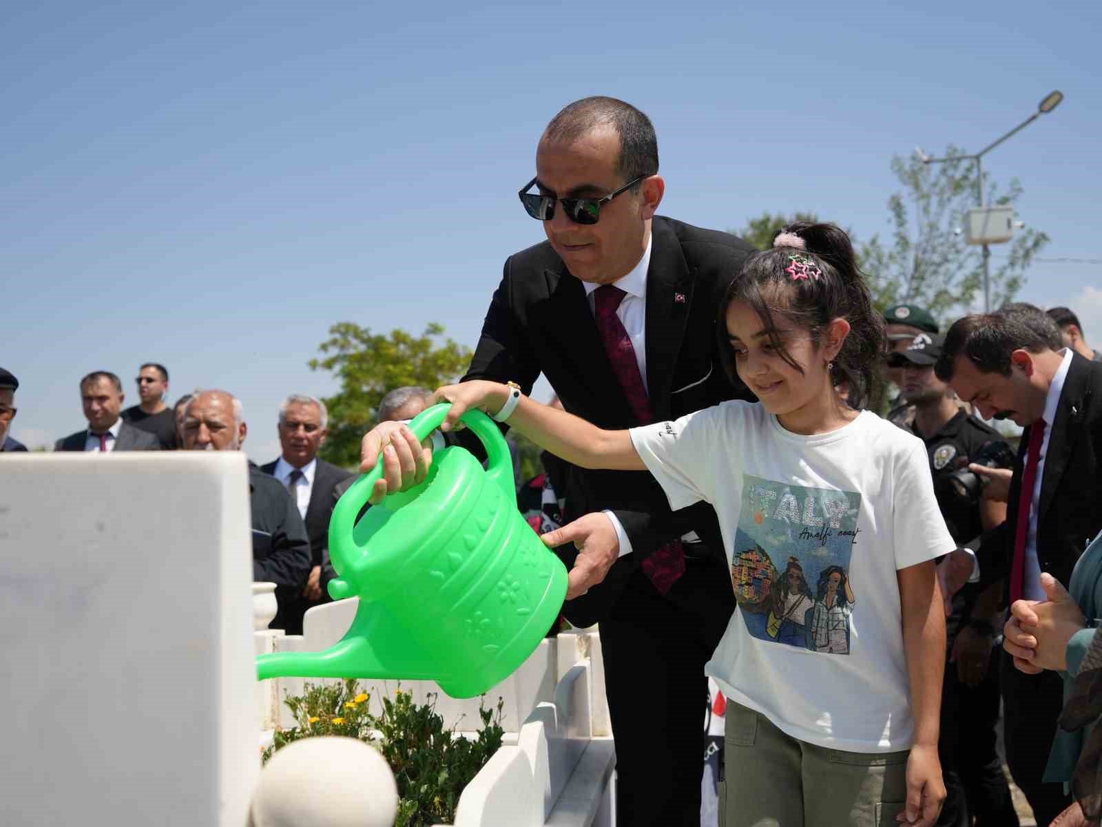 Iğdır’da şehitler kabirleri başında anıldı