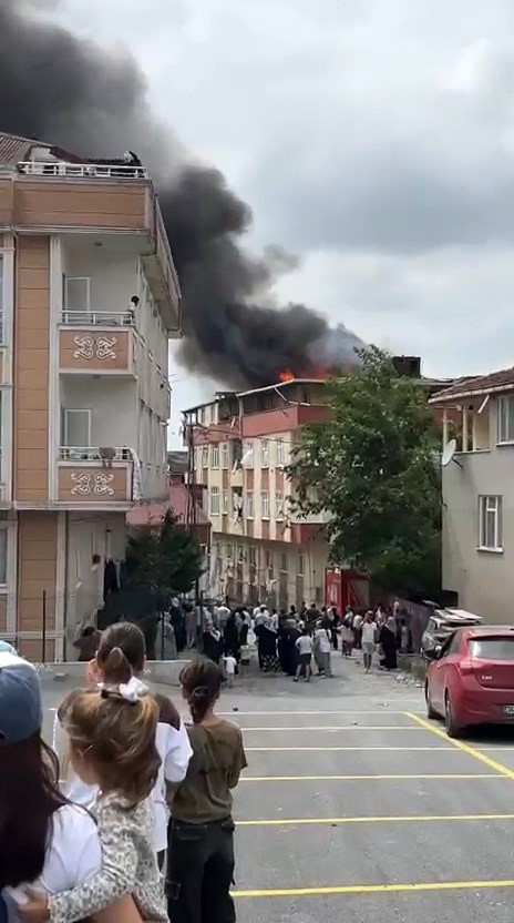Arnavutk&ouml;y&rsquo;de 5 katlı binanın &ccedil;atısı alev alev yandı