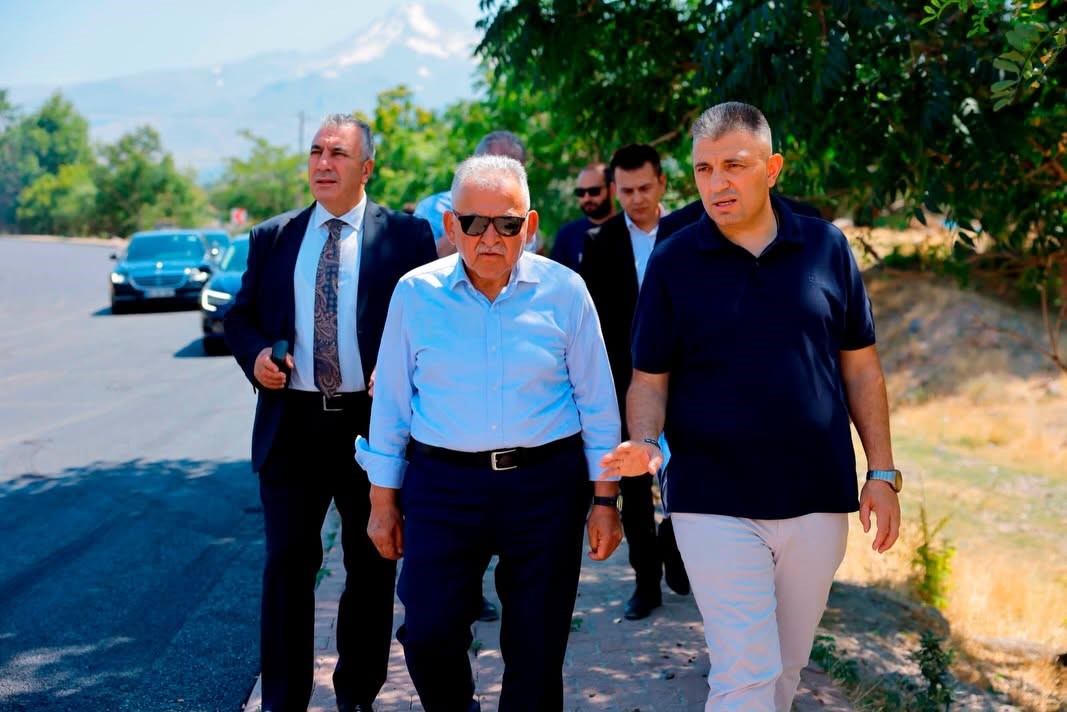 Başkan B&uuml;y&uuml;kkılı&ccedil;, Sazyolu caddesindeki sıcak asfalt &ccedil;alışmalarını inceledi