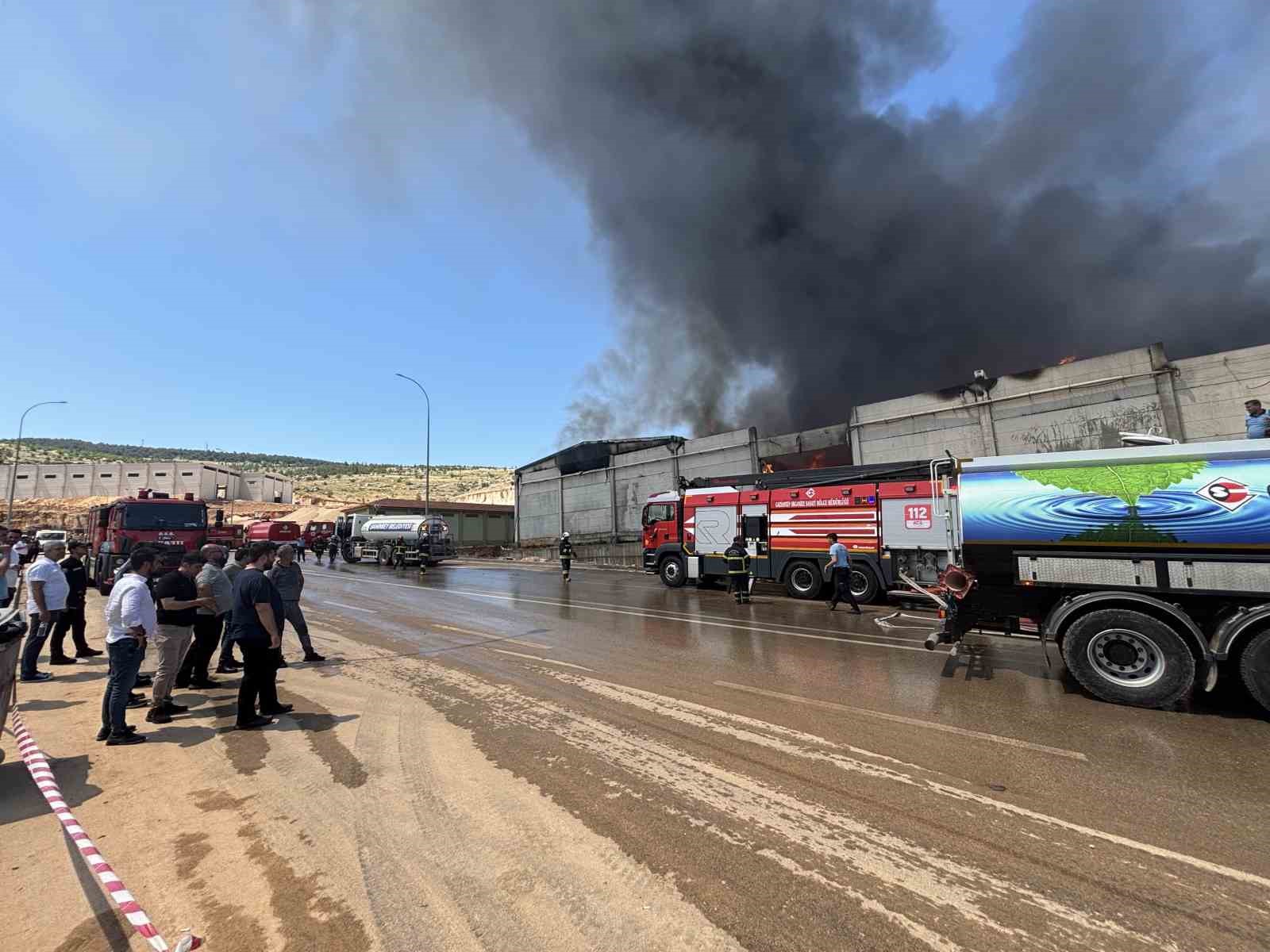 Gaziantep&rsquo;te fabrika yangınına m&uuml;dahale s&uuml;r&uuml;yor