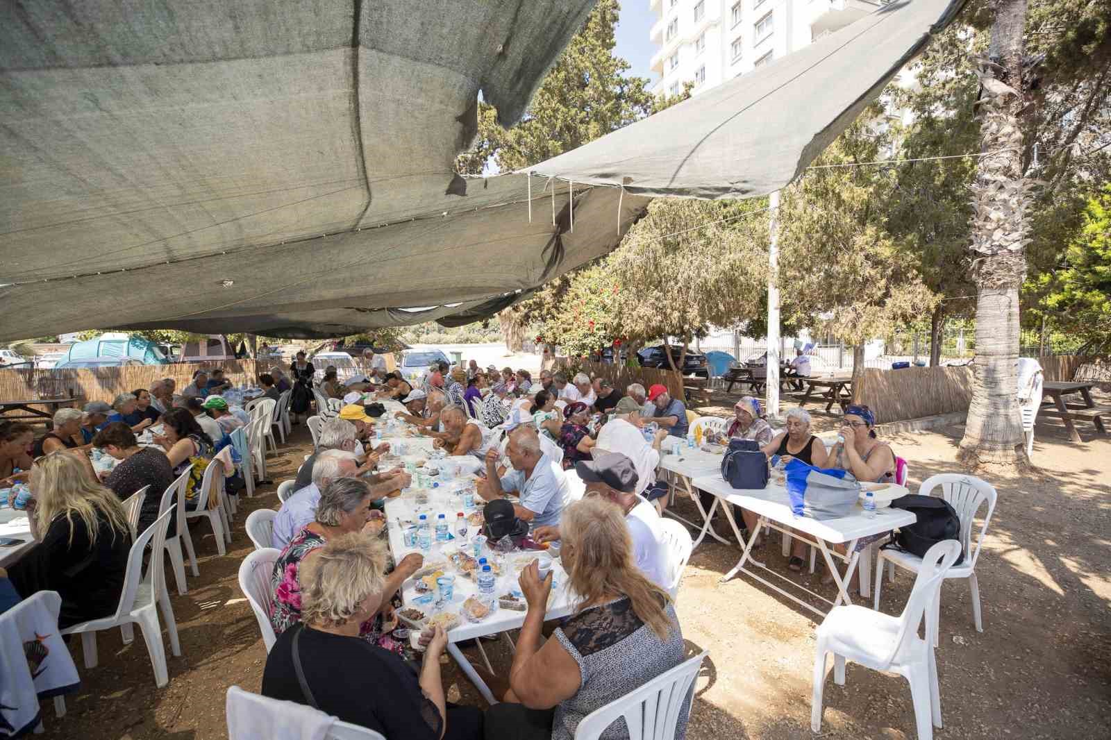 Mersin’de emekliler deniz ve güneşin tadını çıkardı
