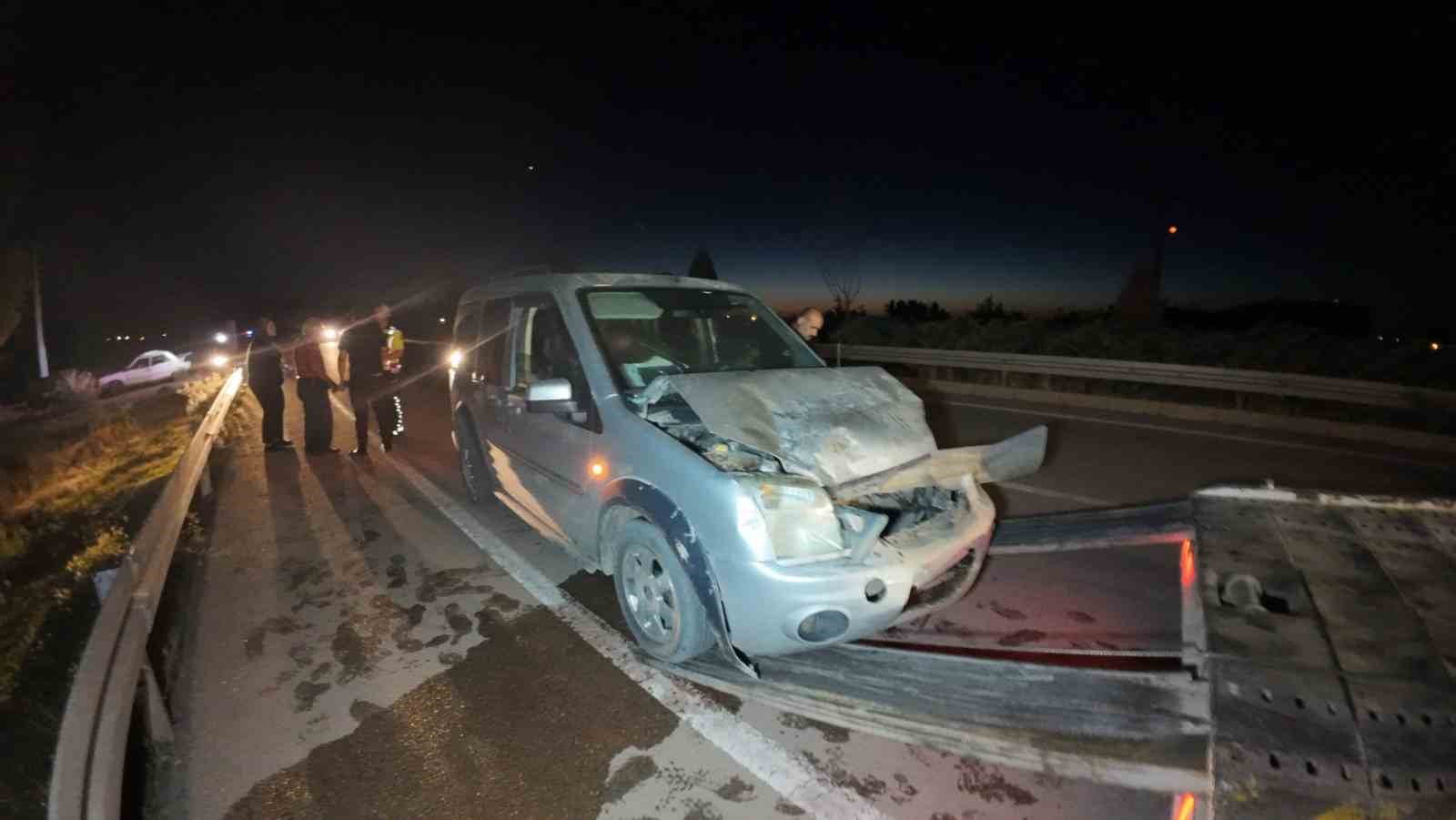 Hafif ticari araç, otomobile arkadan çarptı: 2 yaralı