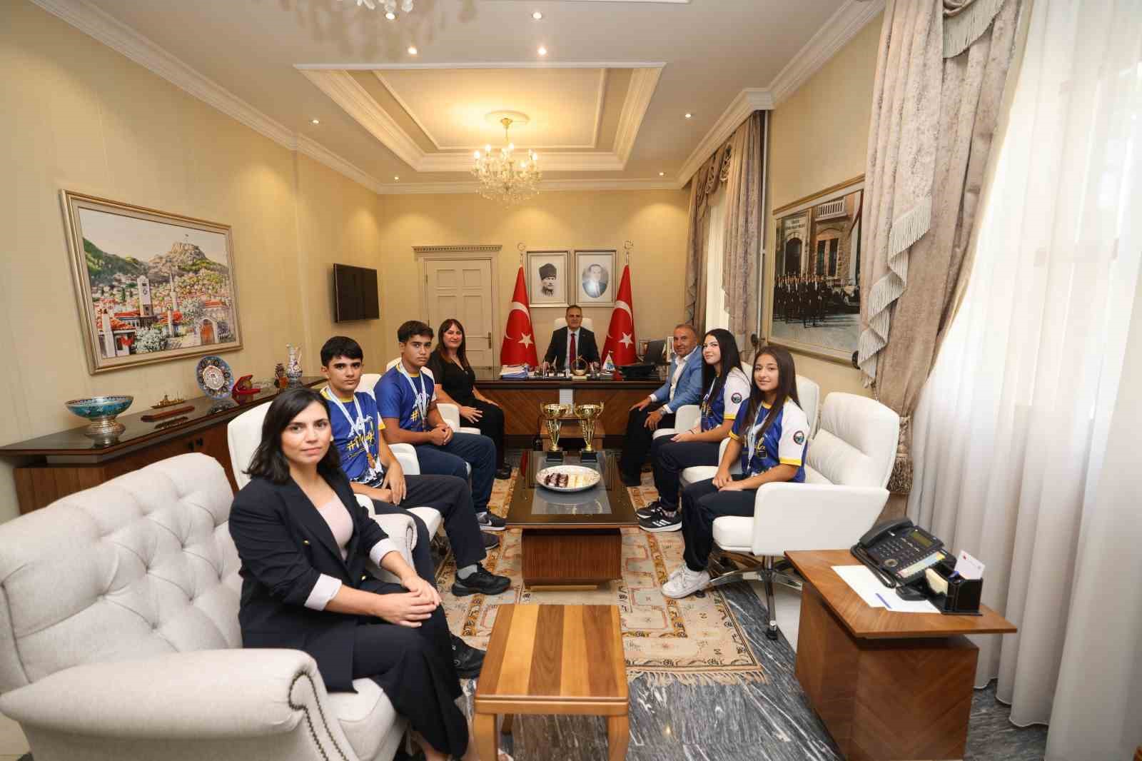 Vali Akbıyık T&uuml;rkiye şampiyonu olan Yıldız rafting sporcularını ağırladı