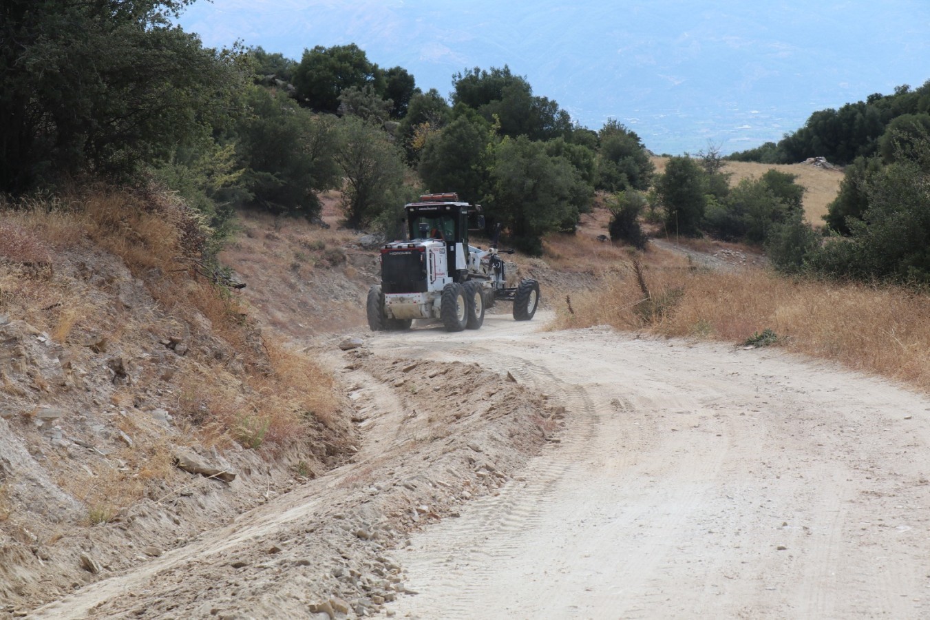 Bozdoğan Belediyesi yol çalışmalarına devam ediyor