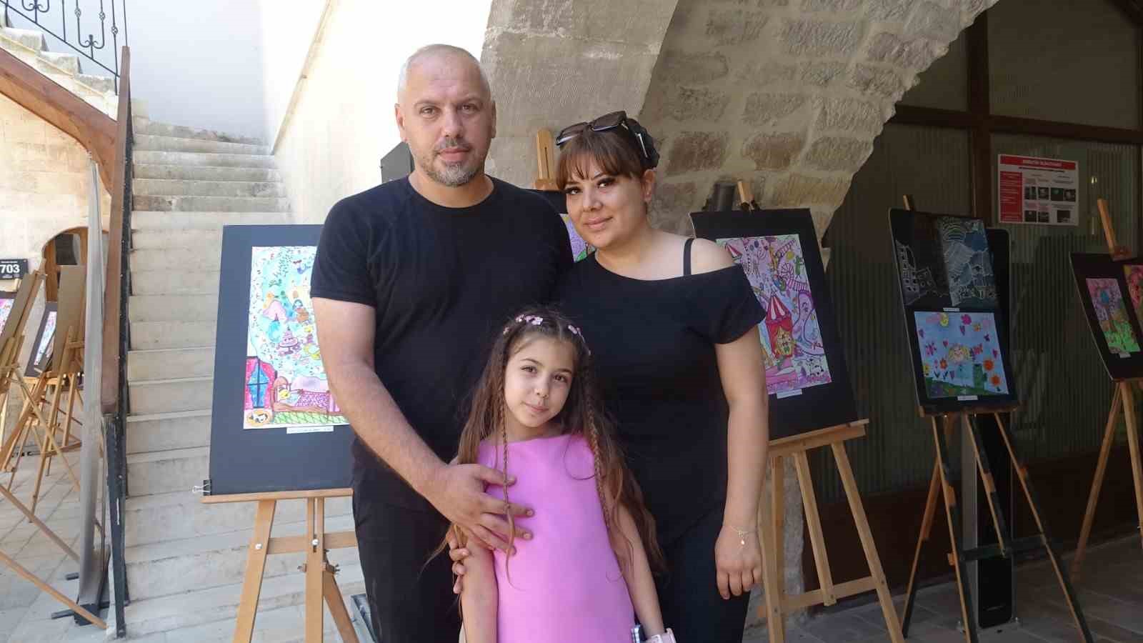 Resim yapmaya 2 yaşında başlayan Asya, 6 yılda 62 madalya kazanarak kişisel resim sergisini a&ccedil;tı