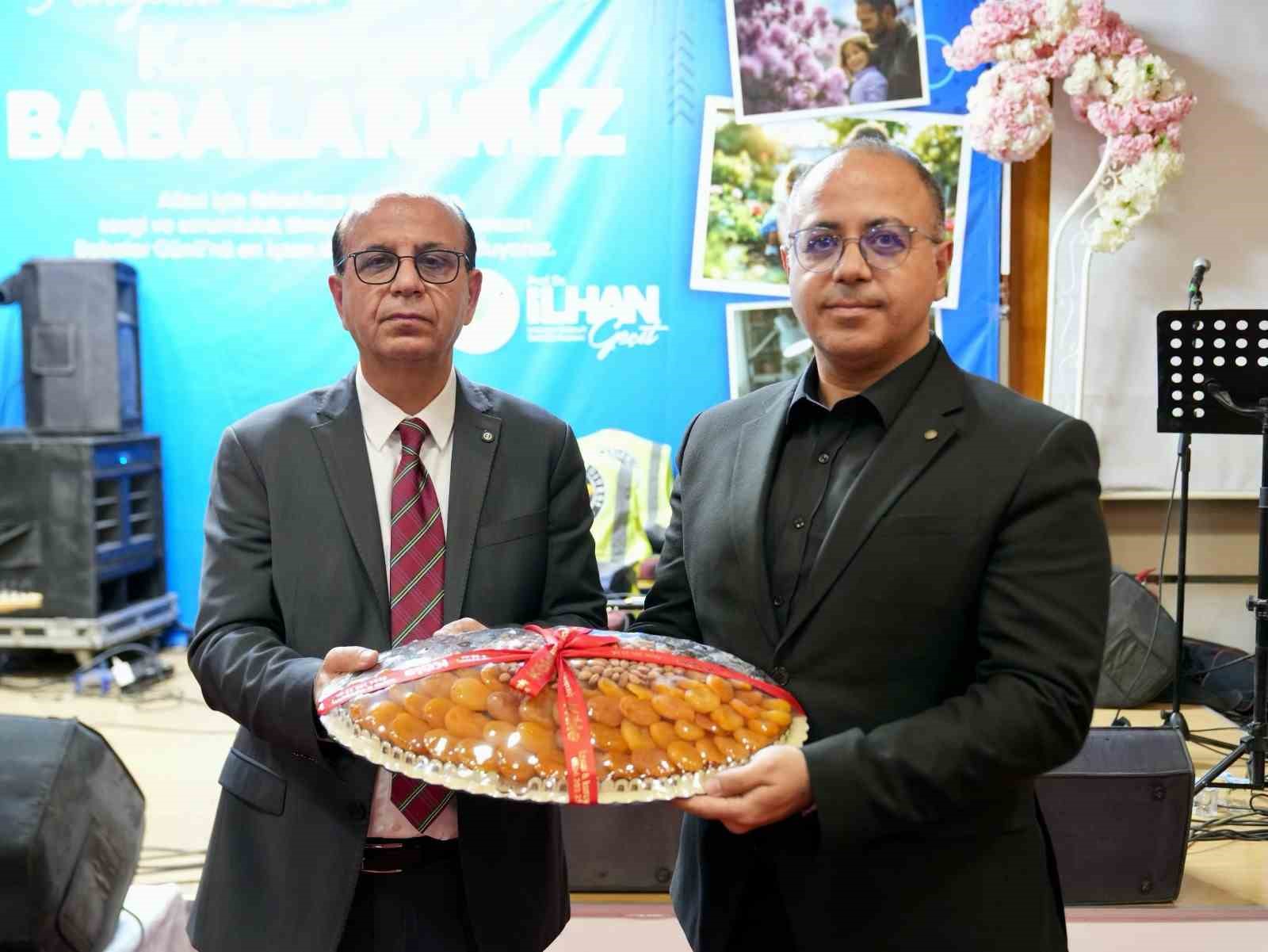 Yeşilyurt Belediyesinden mahalle muhtarlarına "Babalar Günü" vefası