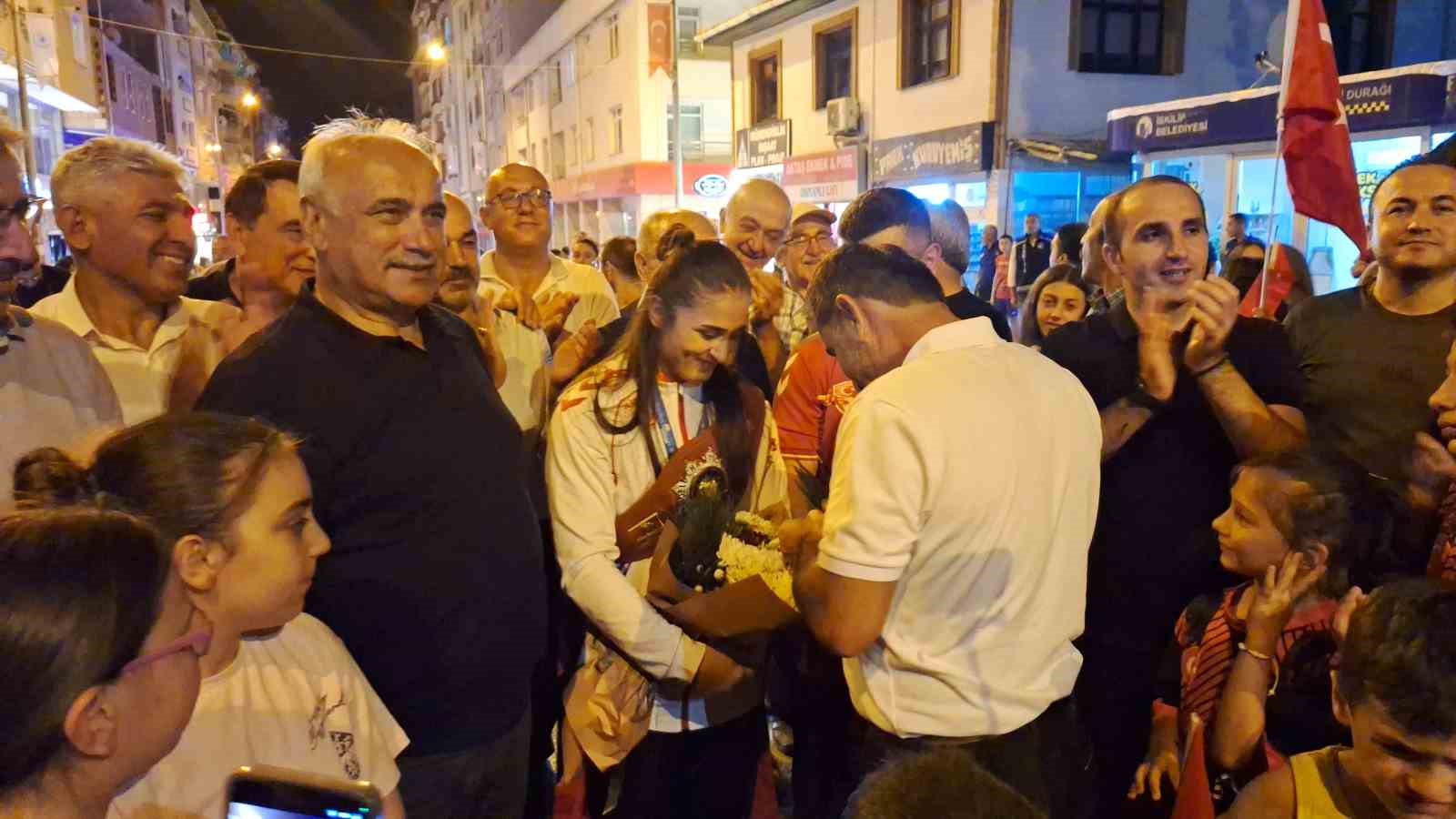 Dünya şampiyonu olan genç güreşçi Özdenur’a yaşadığı ilçede coşkulu karşılama
