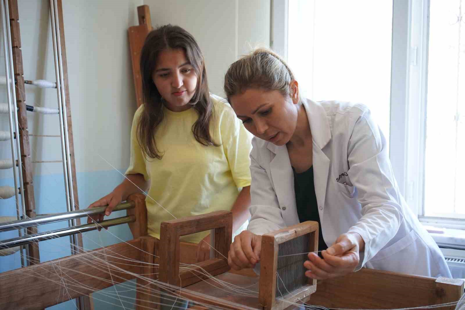 Aile yadigarlarıyla yola çıkan kilim ustası, dokumacılığı nesillere aktarıyor