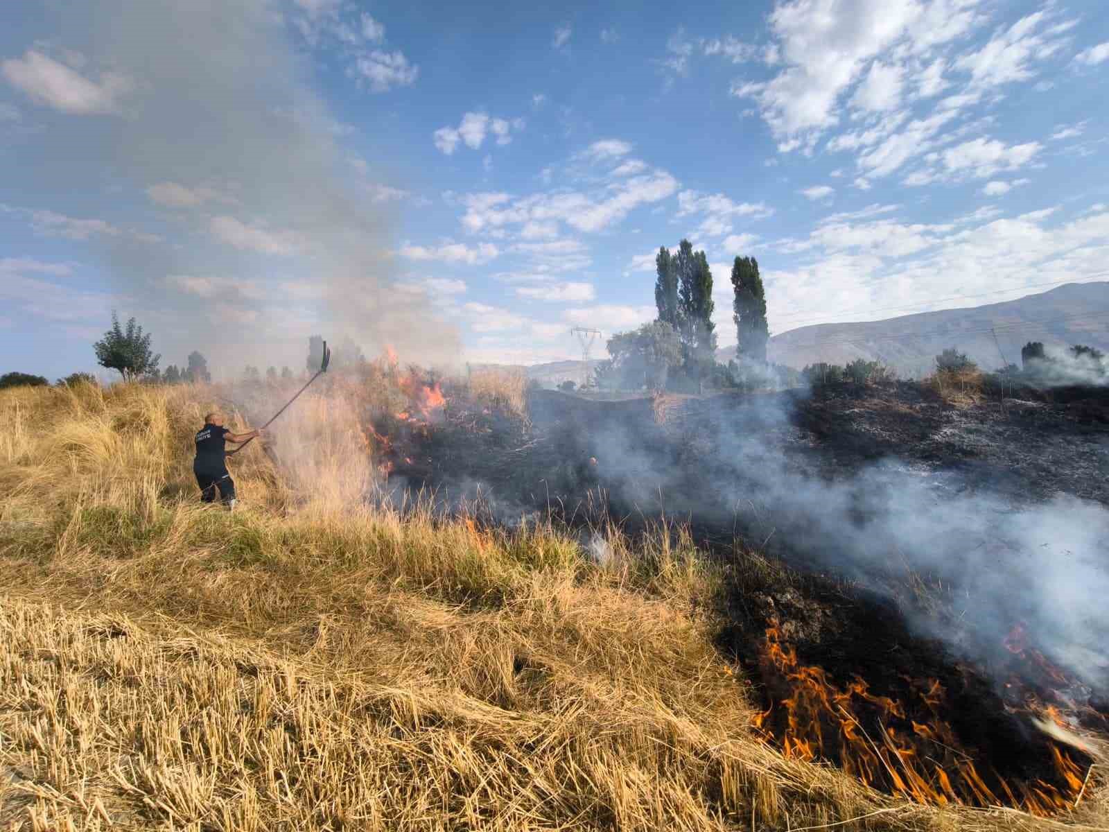 Erzincan’da arazi yangını büyümeden söndürüldü