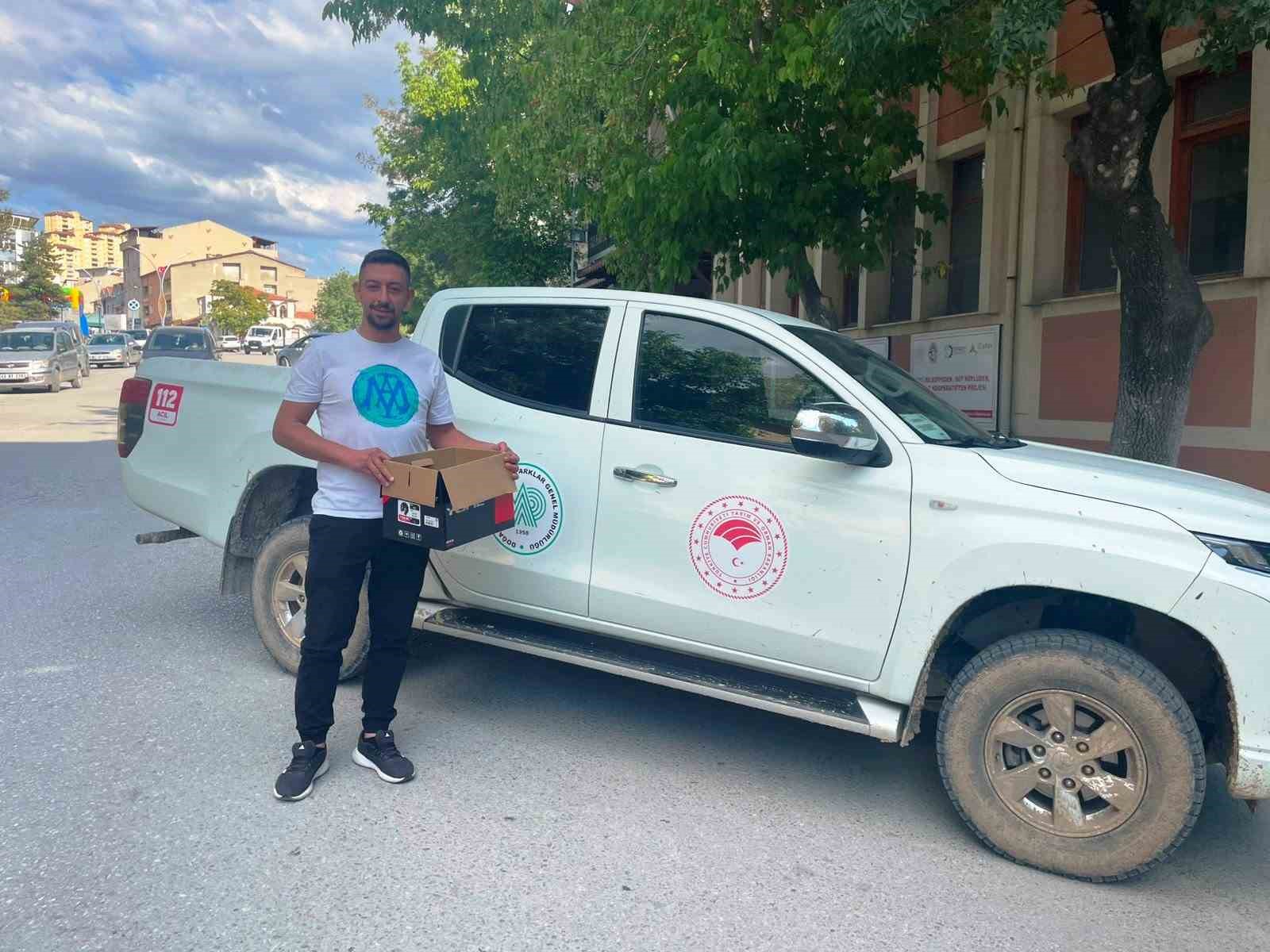 Emet&rsquo;te bitkin halde bulunan yavru kirpi koruma altına alındı