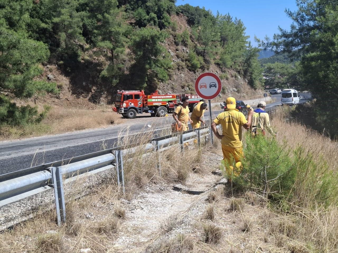 Marmaris’te orman yangınlarına karşı yol kenarlarında yoğun mesai