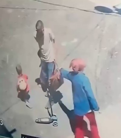 Van&rsquo;da sokakta oynayan &ccedil;ocuğa saldırı: O anlar kamerada