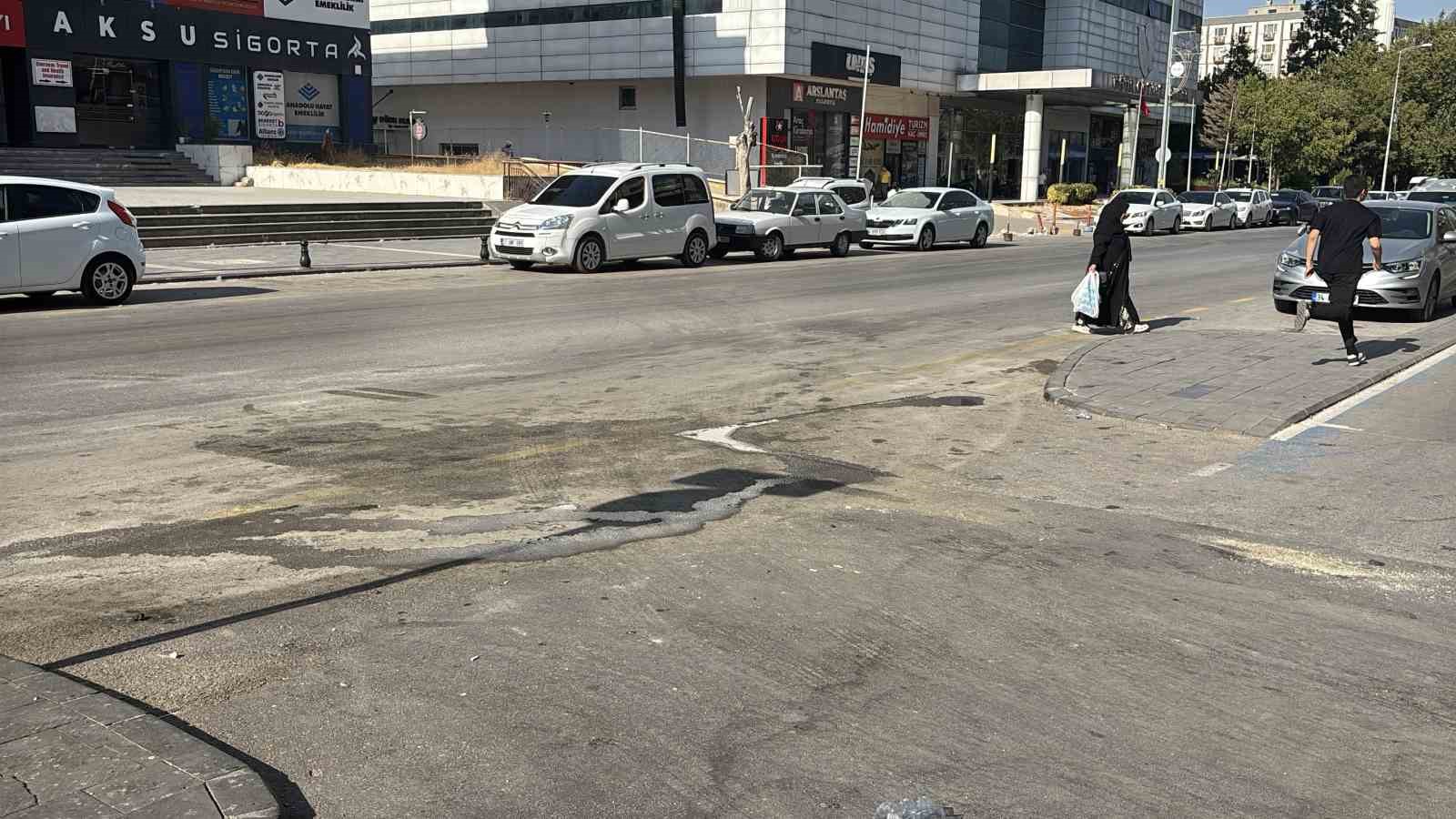Kontrolsüz dönüş yapan araca motosikletli polisler çarptı: 2 polis yaralandı