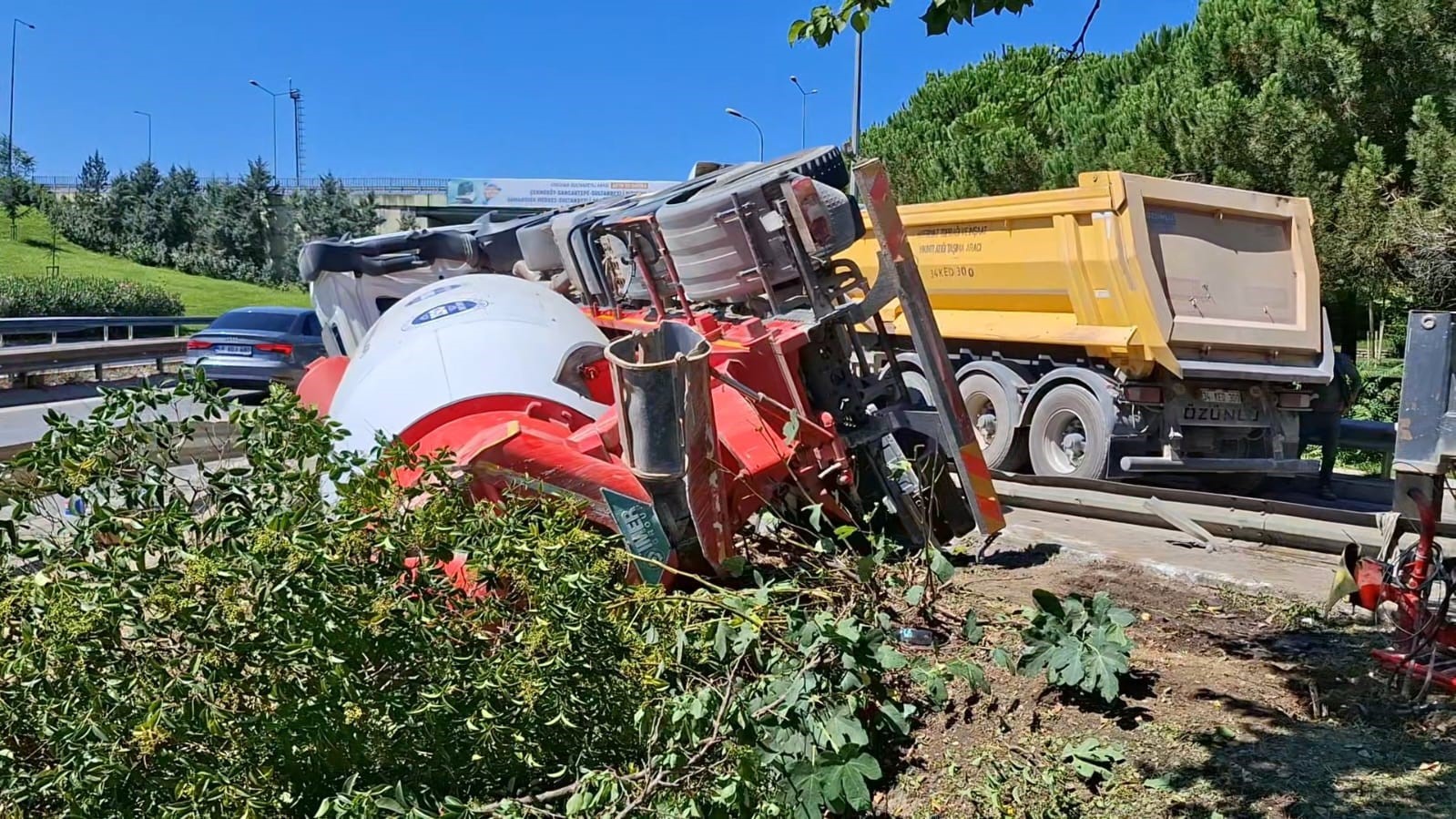 &Ccedil;ekmek&ouml;y&rsquo;de beton mikseri otluk alana devrildi