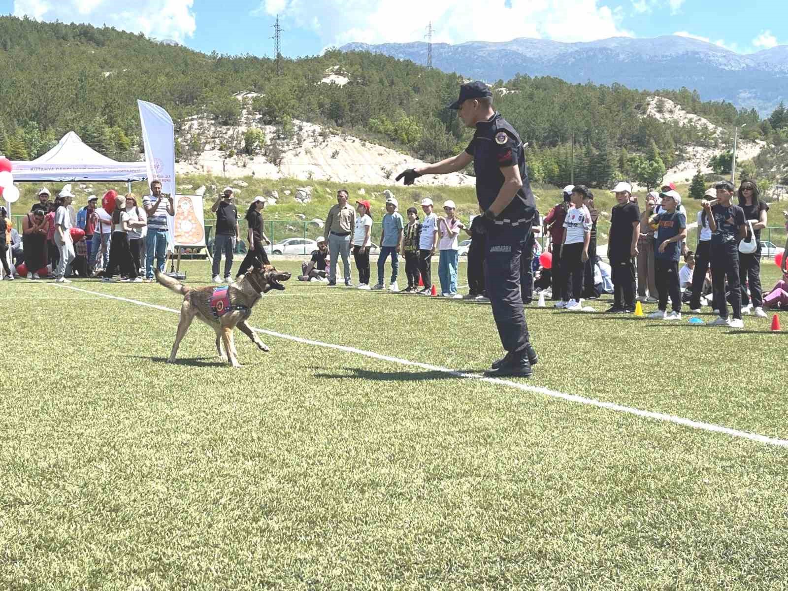 Şaphane&rsquo;de &ccedil;ocuk oyunları ve u&ccedil;urtma şenliği coşkusu