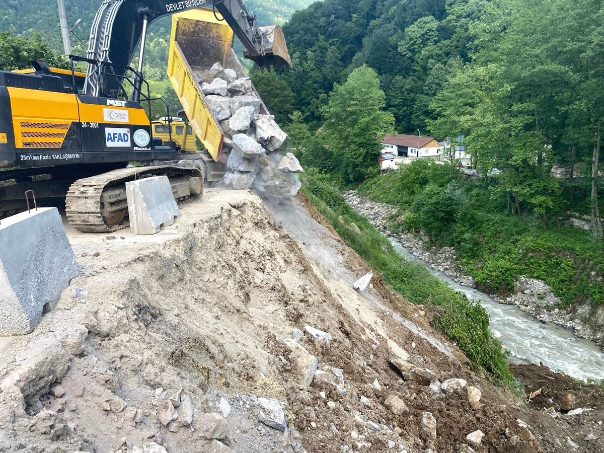Düzce’de aşırı yağışlar heyelana neden oluyor