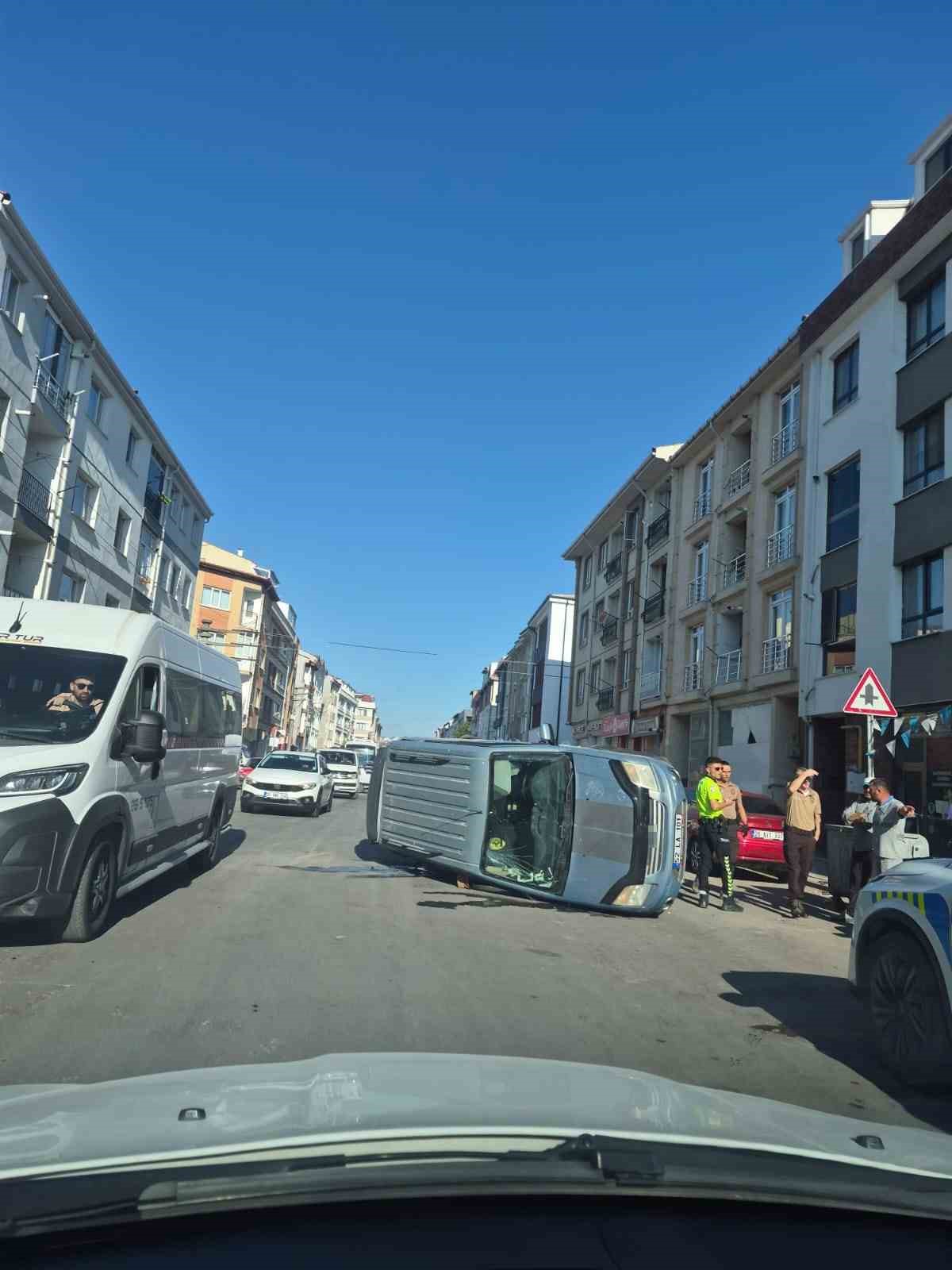 Ara sokaktan &ccedil;ıkan otomobilin &ccedil;arptığı hafif ticari ara&ccedil; yan yattı