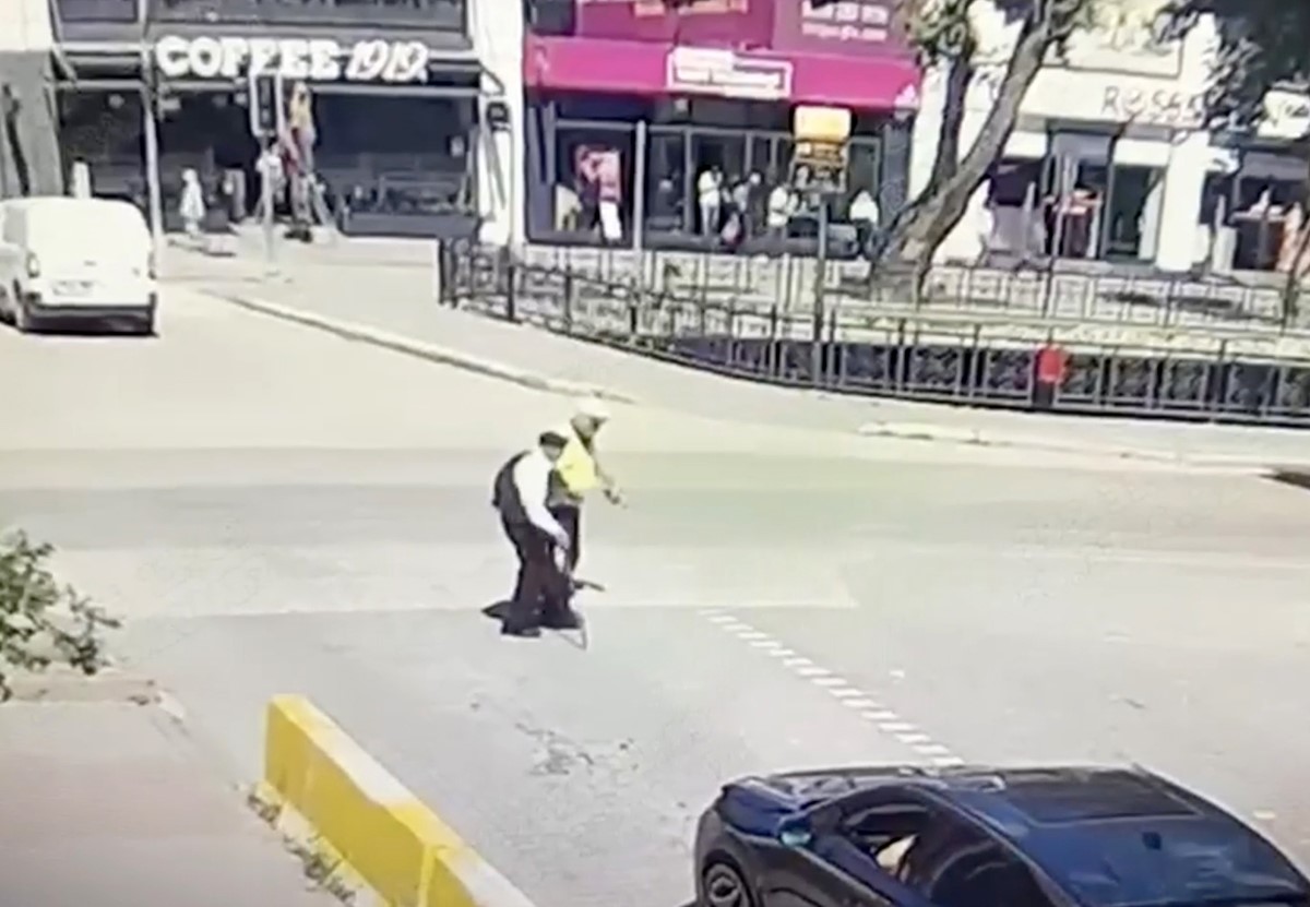 Trafik polisinin y&uuml;r&uuml;mekte zorlanan yaşlı adama yardımı y&uuml;rekleri ısıttı
