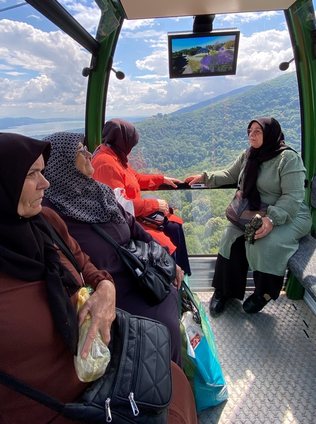 65 yaş üstü bireyler teleferikle Kuzuyayla’yı keşfetti