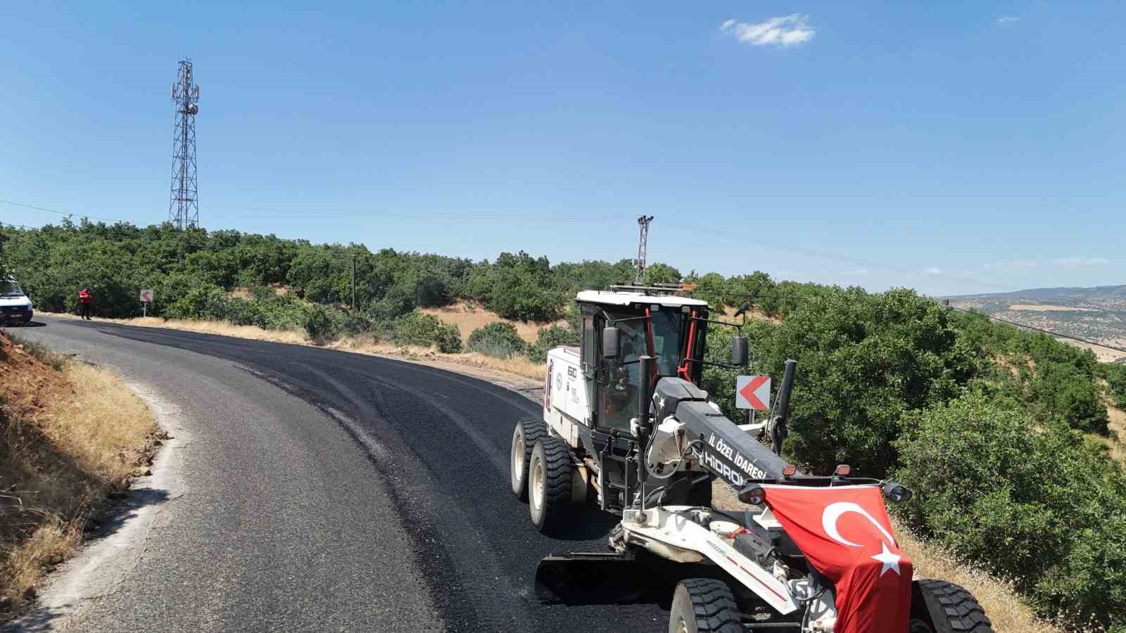 Elazığ’ın köy yollarında iyileştirme çalışmaları sürüyor