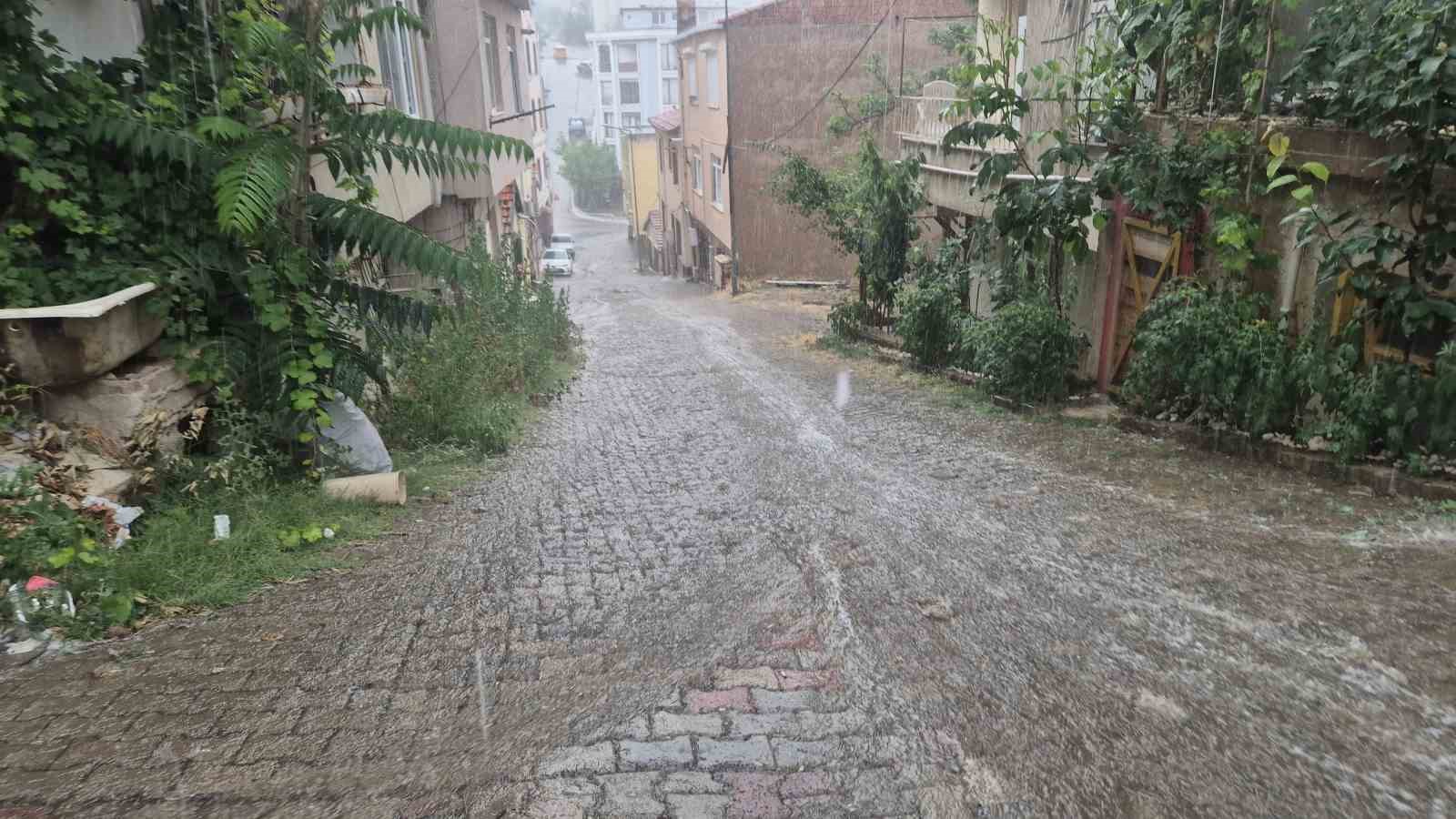 Yaz ortasında sağanak sürprizi: Tekirdağ’da yollar göle döndü