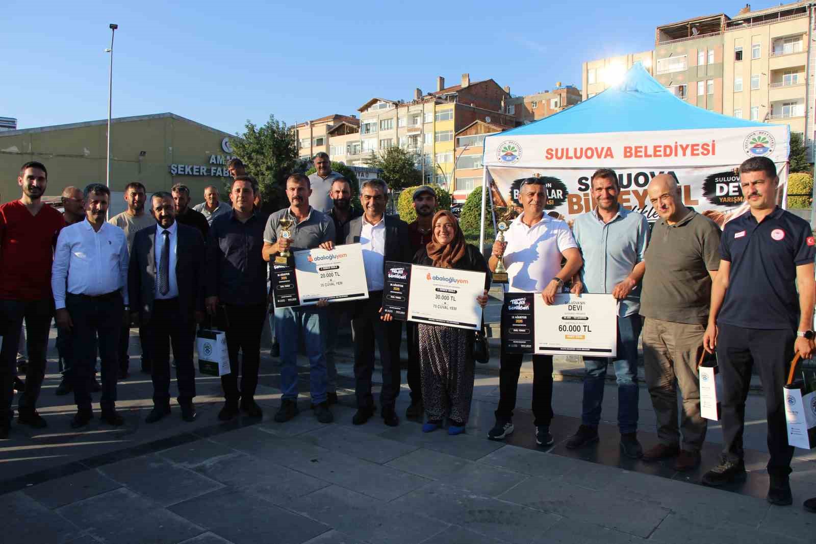 Boğalara kırmızı halı serdiler: 1,1 tonluk ‘Çınar’ birinci oldu