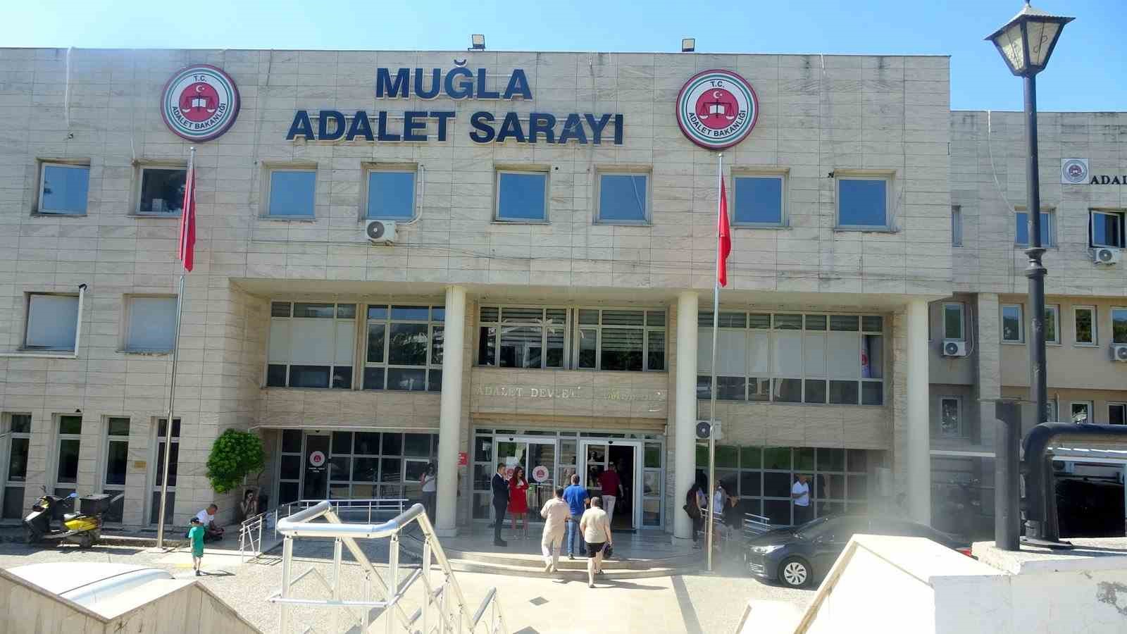 FET&Ouml;&rsquo;den ihra&ccedil; edilen eski emniyet m&uuml;d&uuml;r&uuml; parke taşı hırsızlığı yaptı