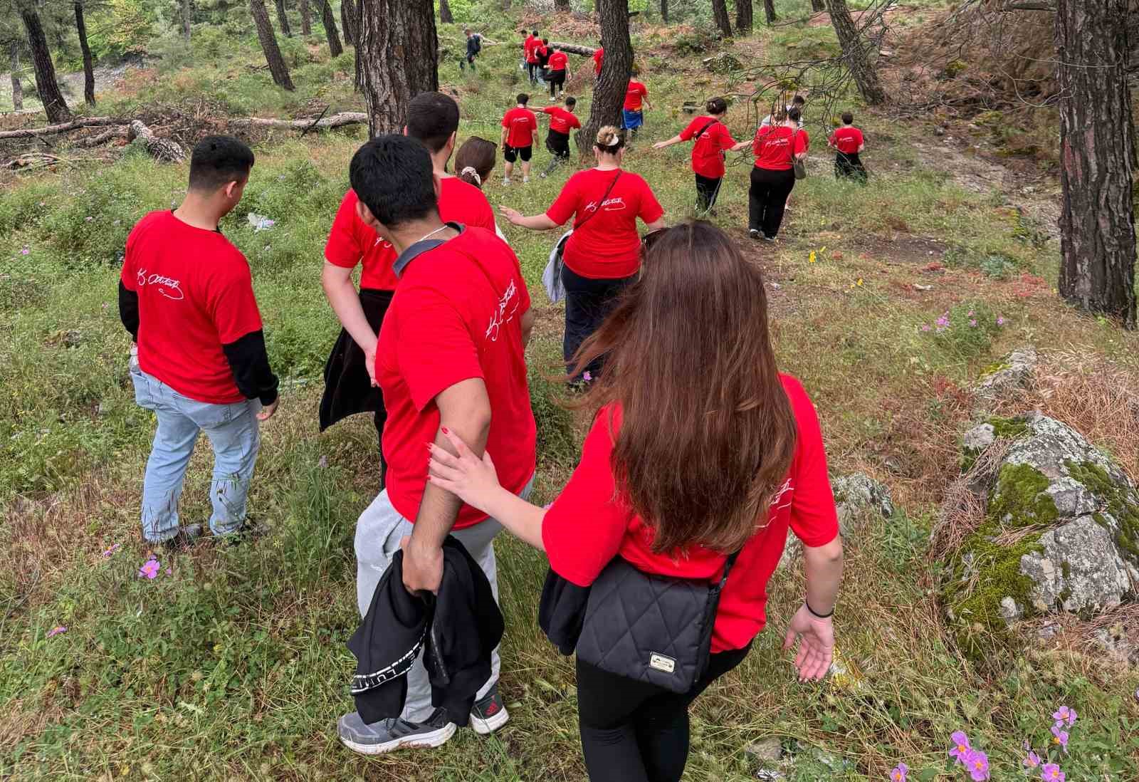 Doğa için yürüyen gençler 40 çuval çöp topladı