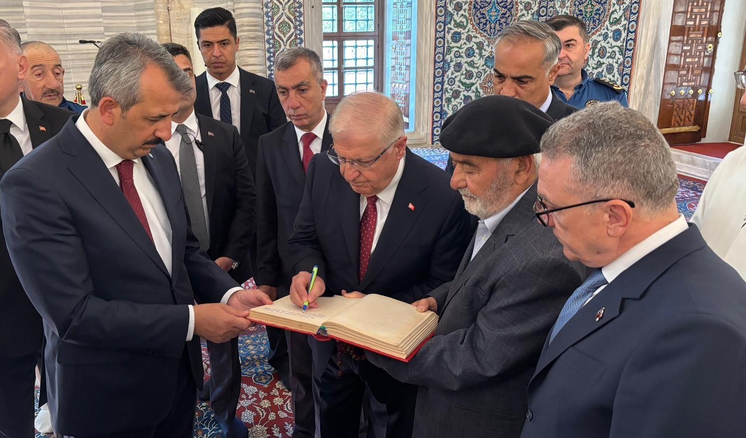 Bakan Güler Selimiye Camii’nde vatandaşlarla bayramlaştı